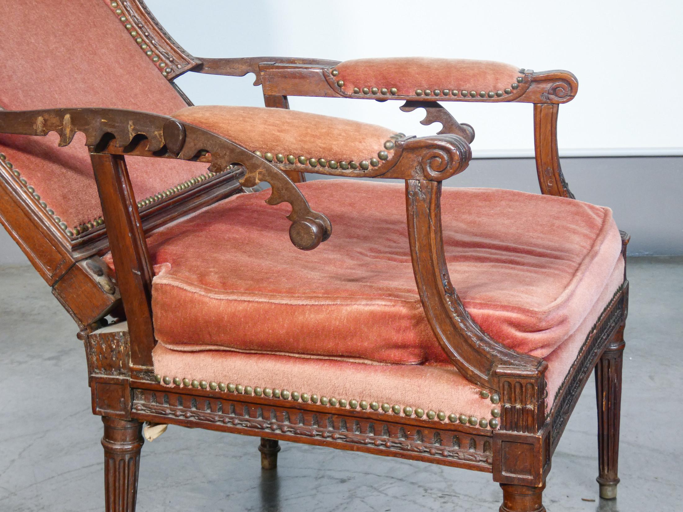 Rare Directoire-style recliner armchair in walnut wood. Late eighteenth century For Sale 4
