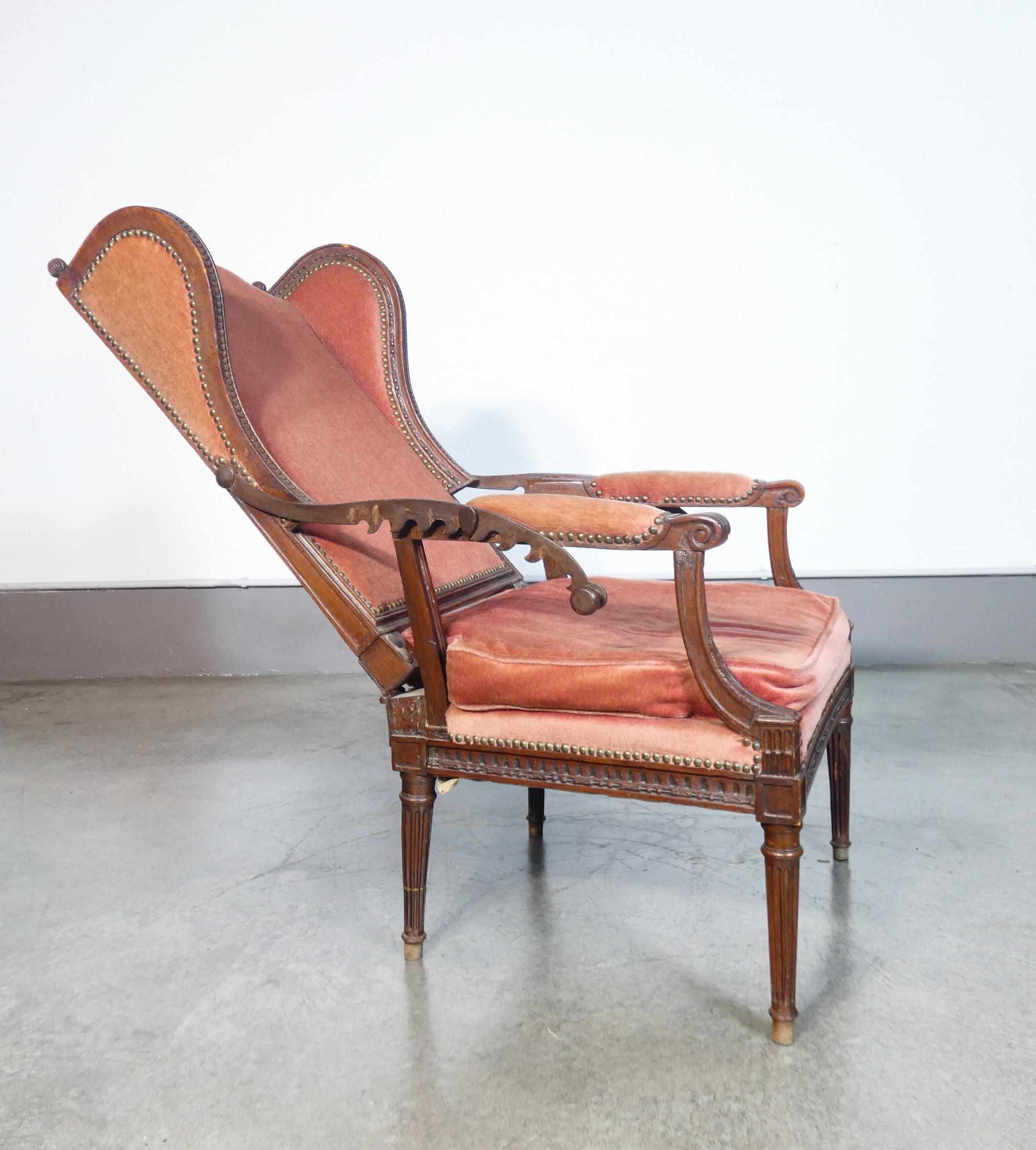 Rare Directoire-style recliner armchair in walnut wood. Late eighteenth century For Sale 5