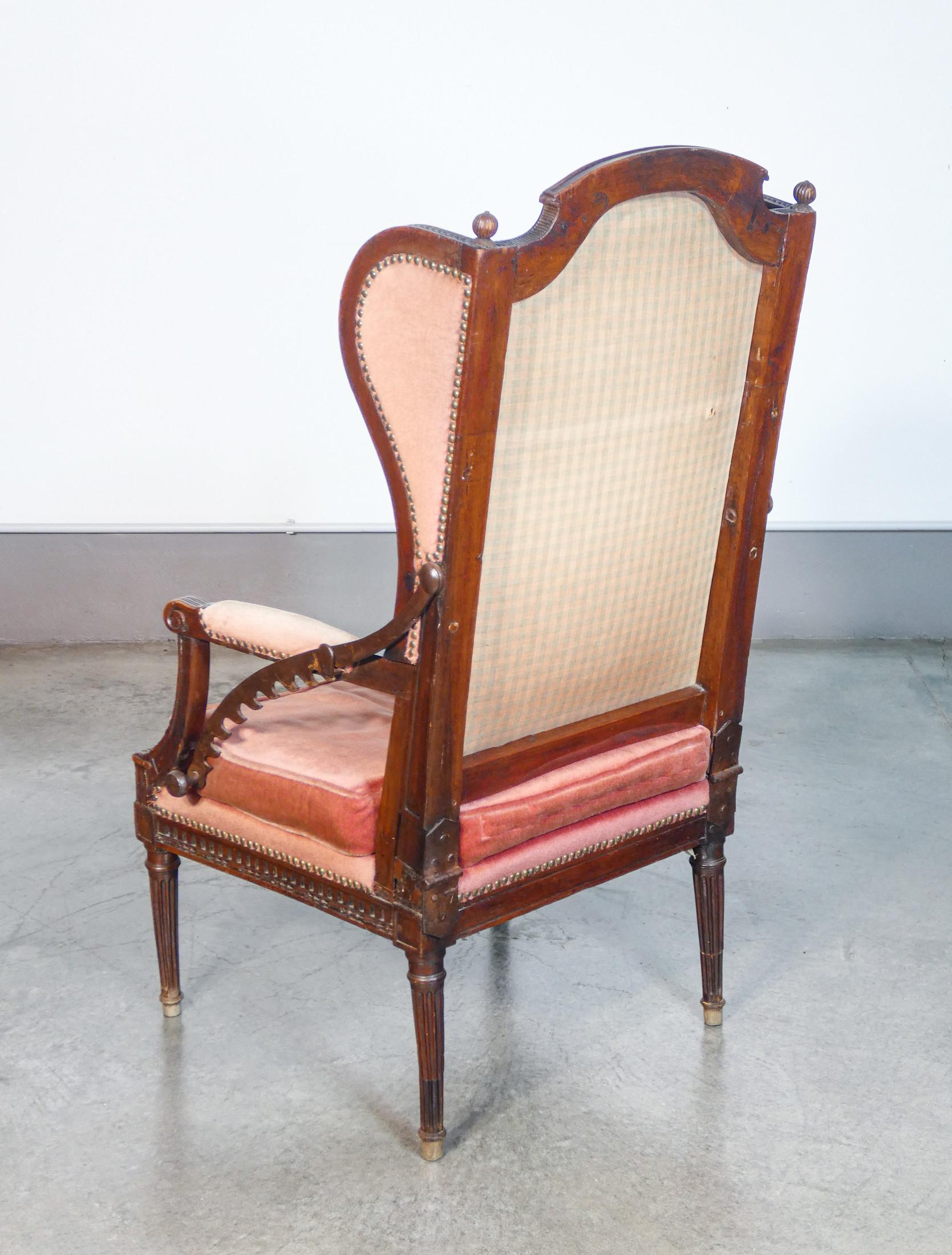 Rare Directoire-style recliner armchair in walnut wood. Late eighteenth century For Sale 6