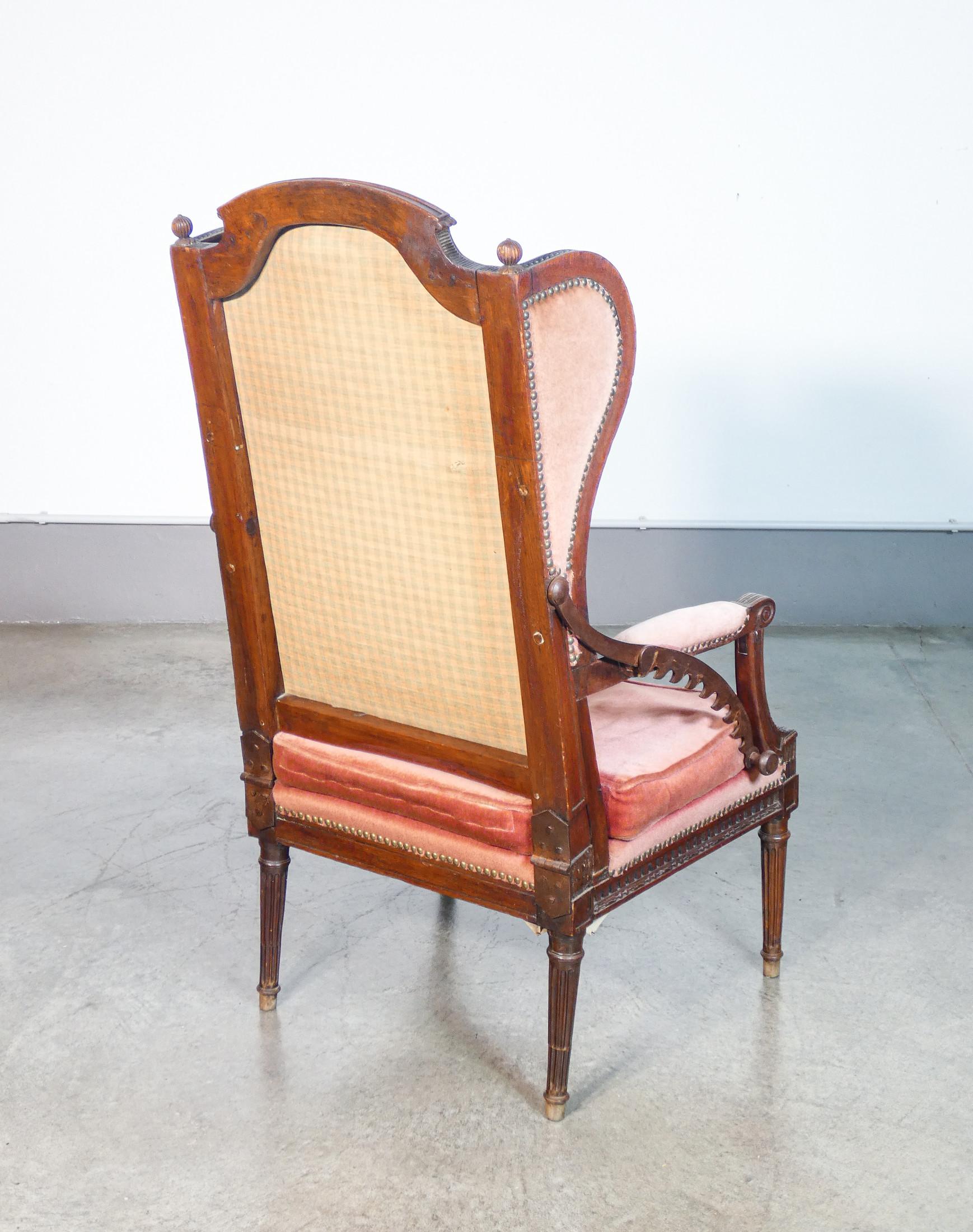 Rare Directoire-style recliner armchair in walnut wood. Late eighteenth century For Sale 7