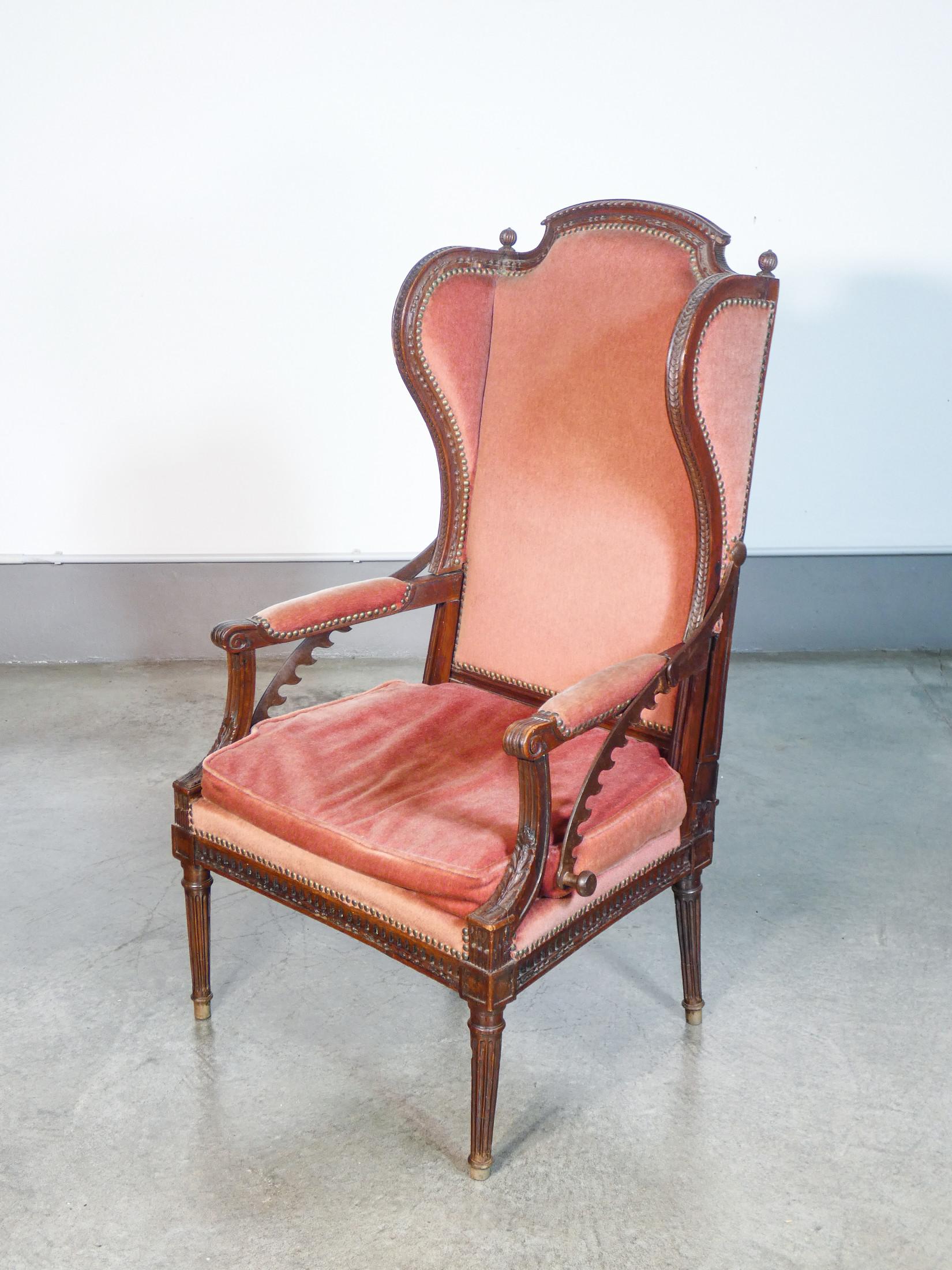 Rare recliner chair
directory style,
in walnut wood.

PERIOD
Late eighteenth century,
Early 19th century

MATERIALS
Solid walnut wood, upholstery and padding

DIMENSIONS
The potrona reclines to different levels. We report the dimensions of the fully