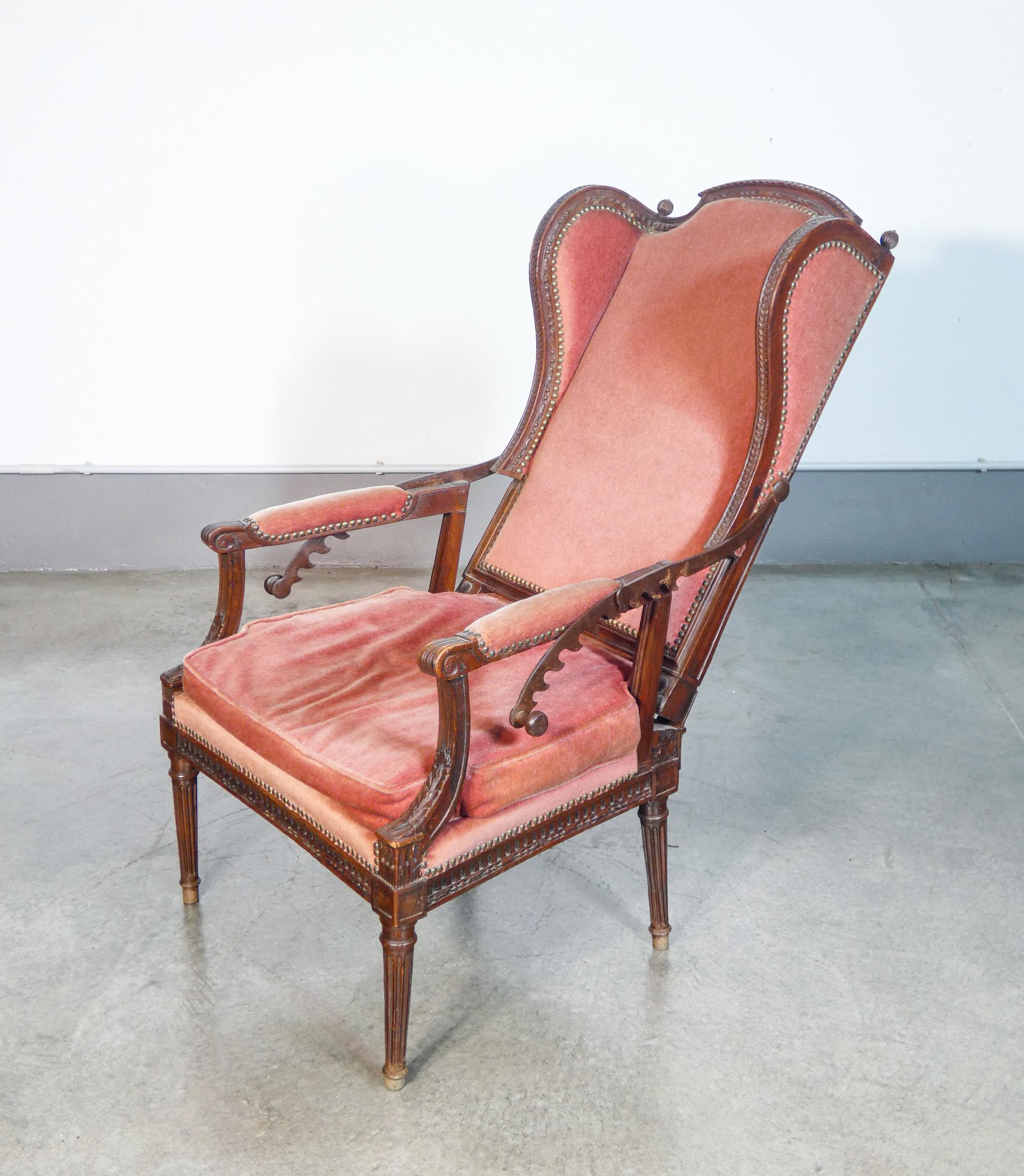 European Rare Directoire-style recliner armchair in walnut wood. Late eighteenth century For Sale