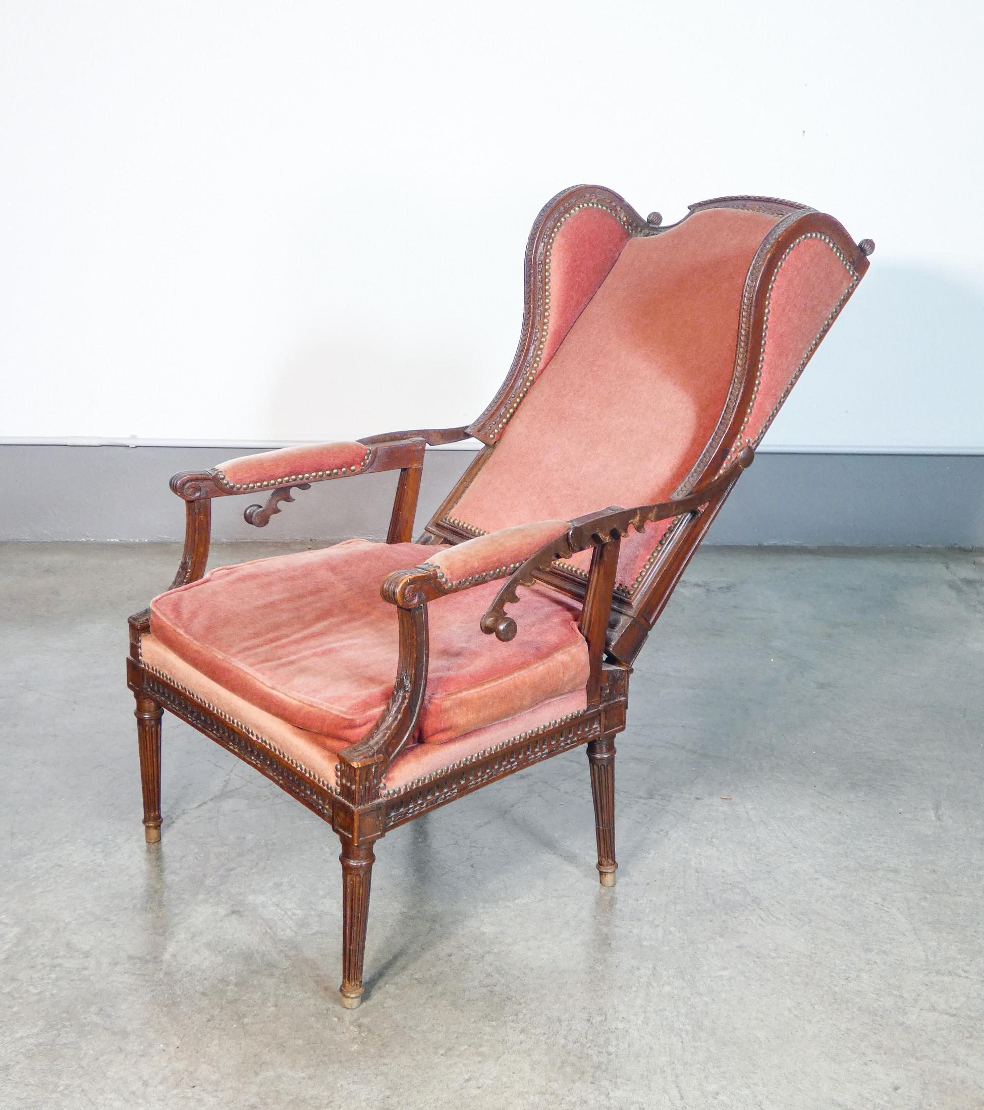 Rare Directoire-style recliner armchair in walnut wood. Late eighteenth century In Good Condition For Sale In Torino, IT