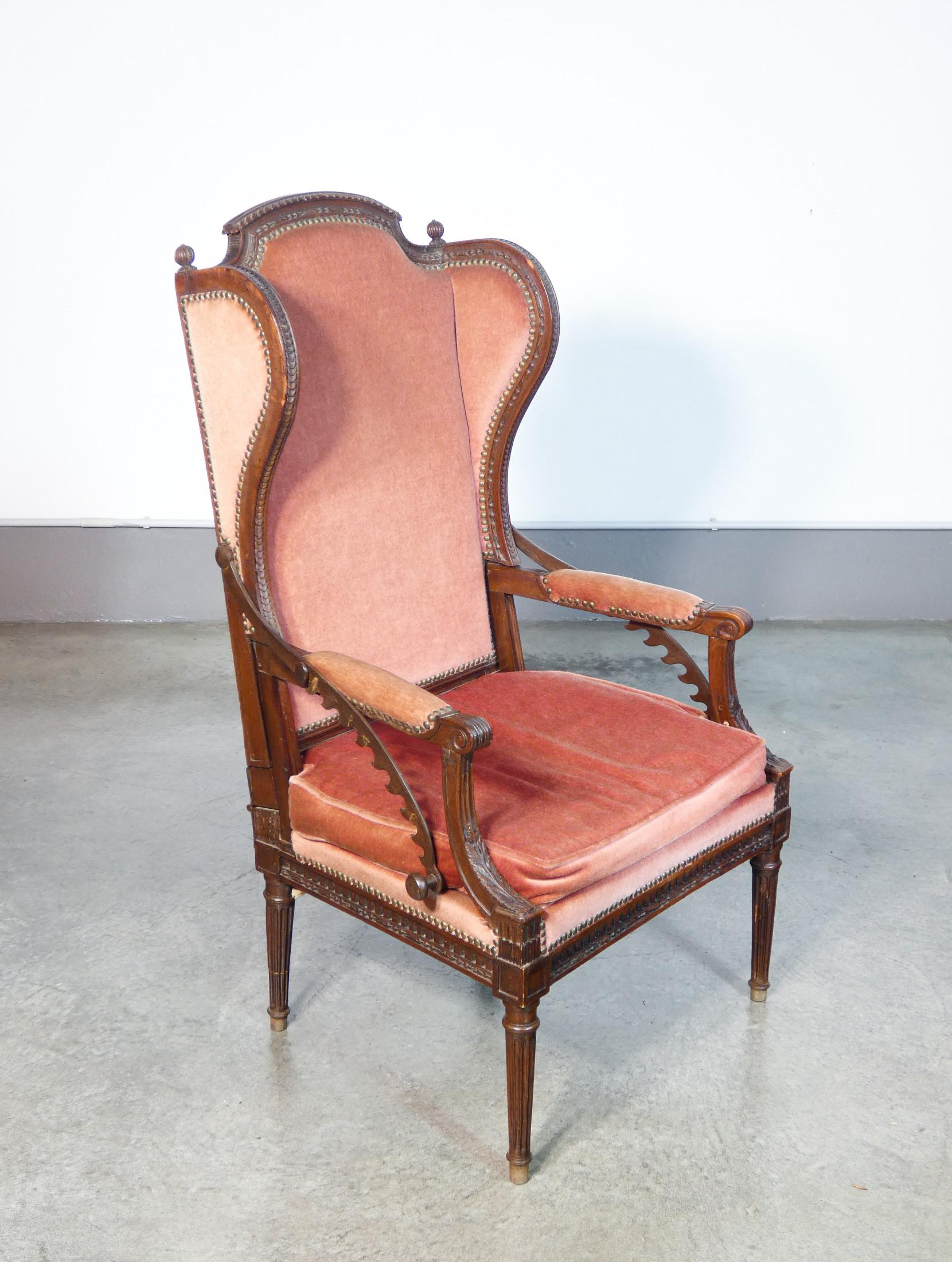 18th Century Rare Directoire-style recliner armchair in walnut wood. Late eighteenth century For Sale