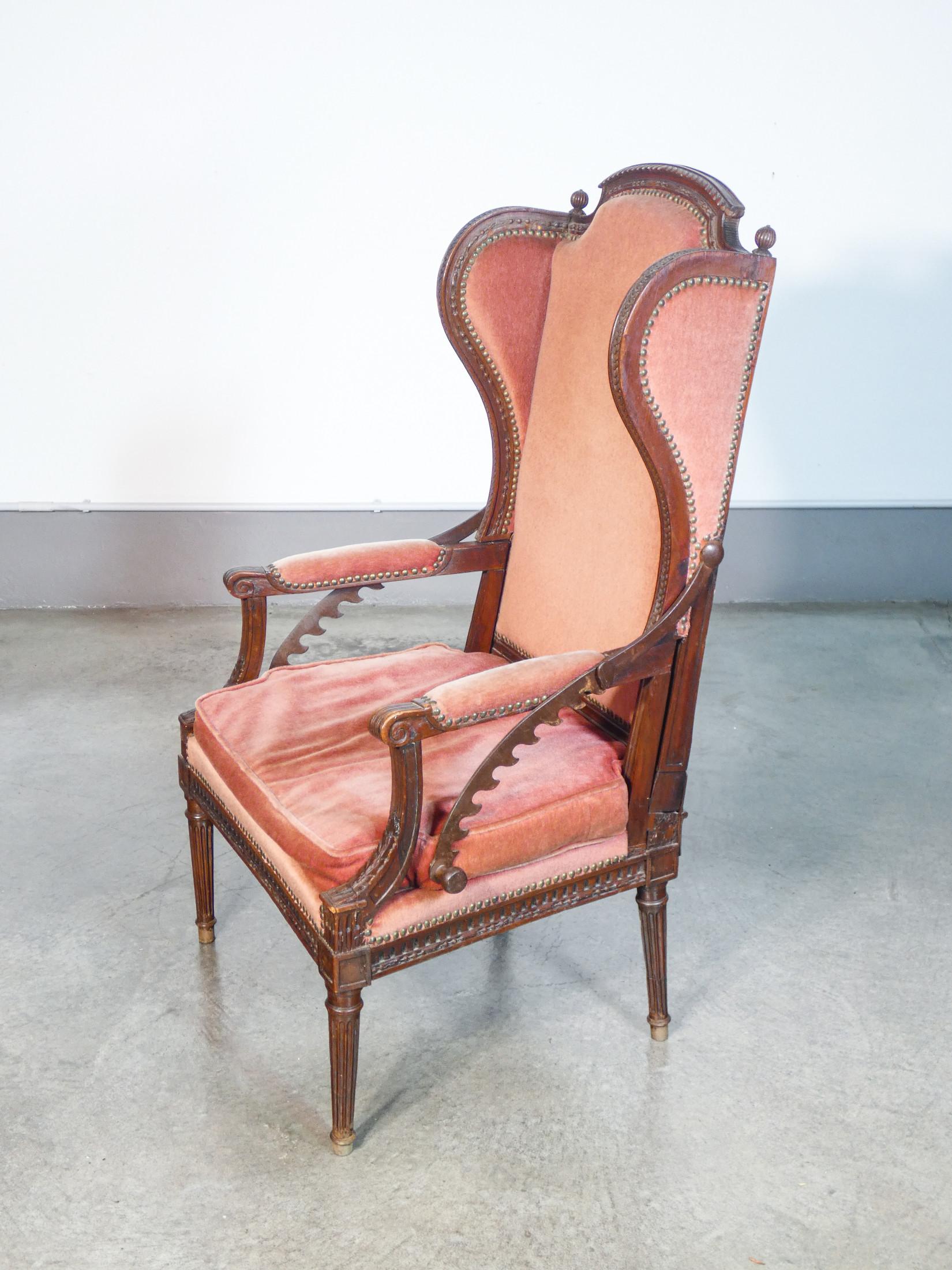 Rare Directoire-style recliner armchair in walnut wood. Late eighteenth century For Sale 2