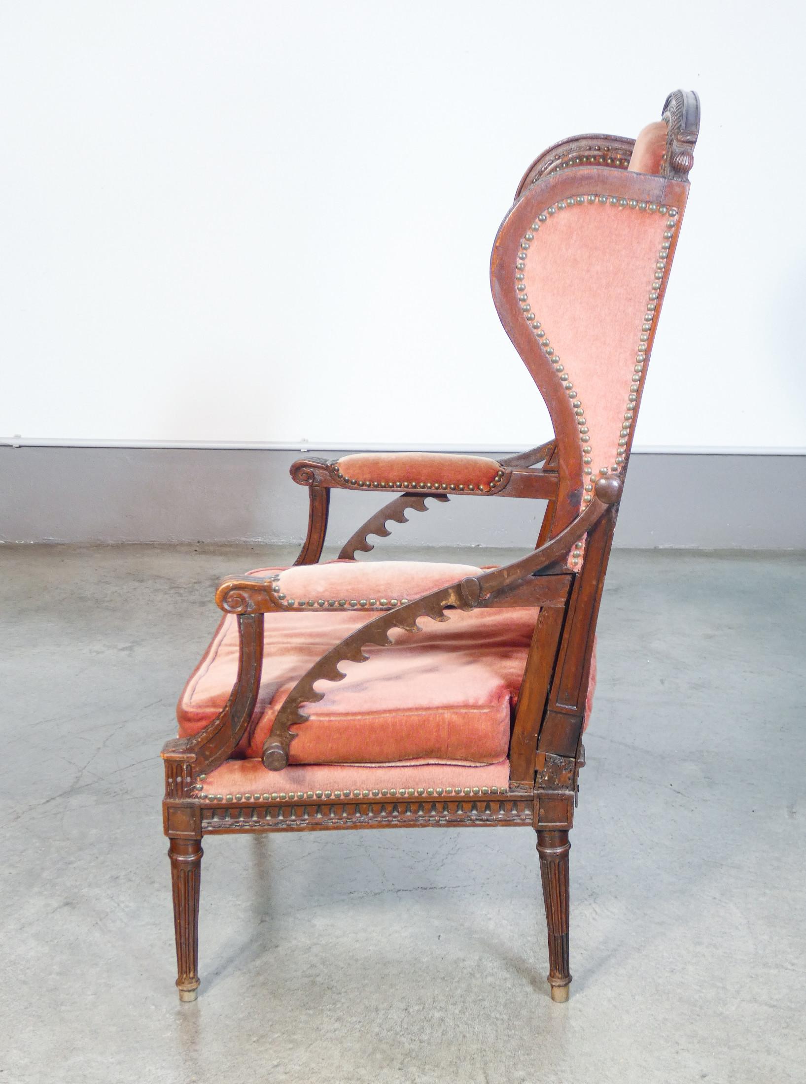 Rare Directoire-style recliner armchair in walnut wood. Late eighteenth century For Sale 3