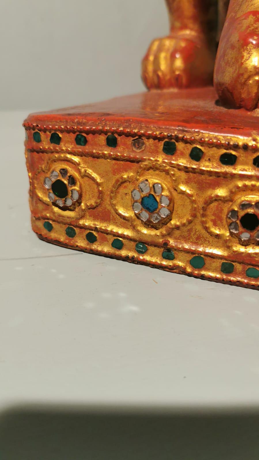 Rare sculpture en bois birmane recouverte d'une couche de laque rouge et or en vente 3