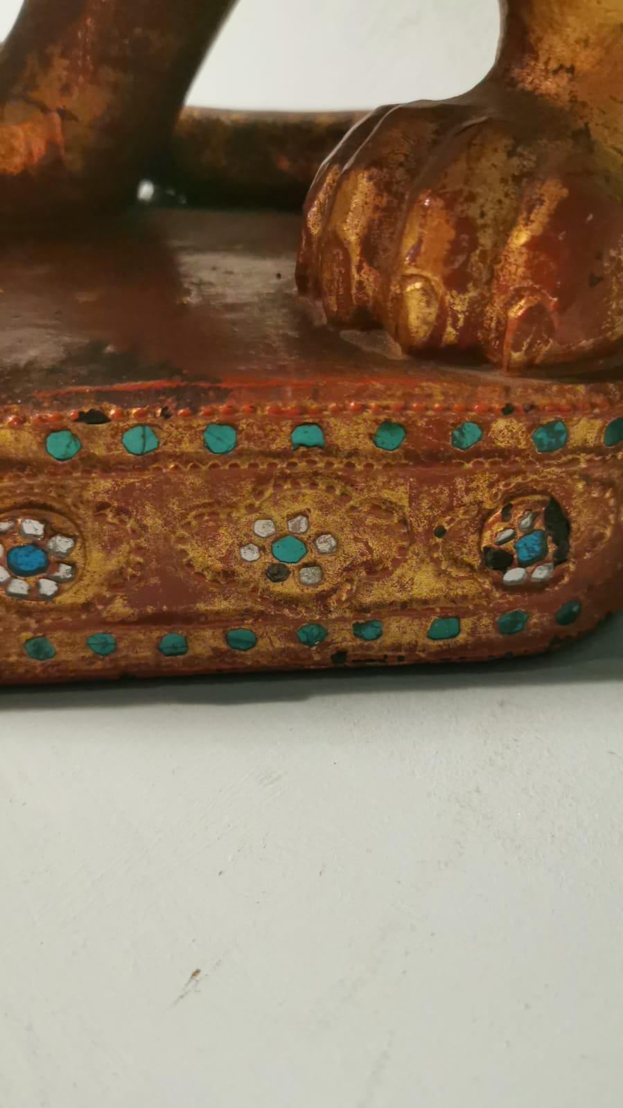 Rare sculpture en bois birmane recouverte d'une couche de laque rouge et or en vente 4