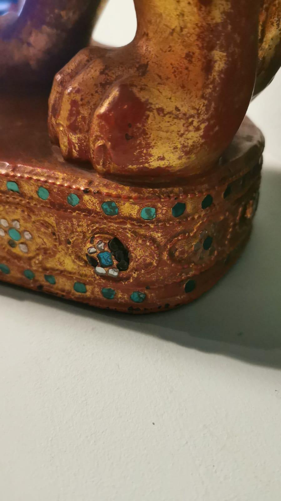Rare sculpture en bois birmane recouverte d'une couche de laque rouge et or en vente 5