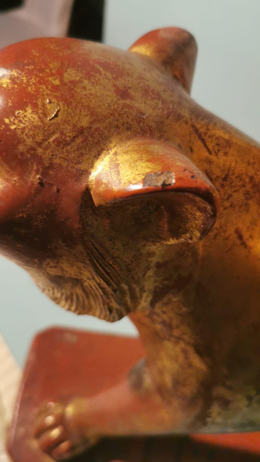 Rare sculpture en bois birmane recouverte d'une couche de laque rouge et or en vente 6