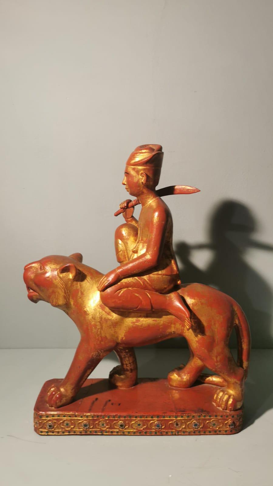 Rare sculpture en bois birmane recouverte d'une couche de laque rouge et or en vente 7