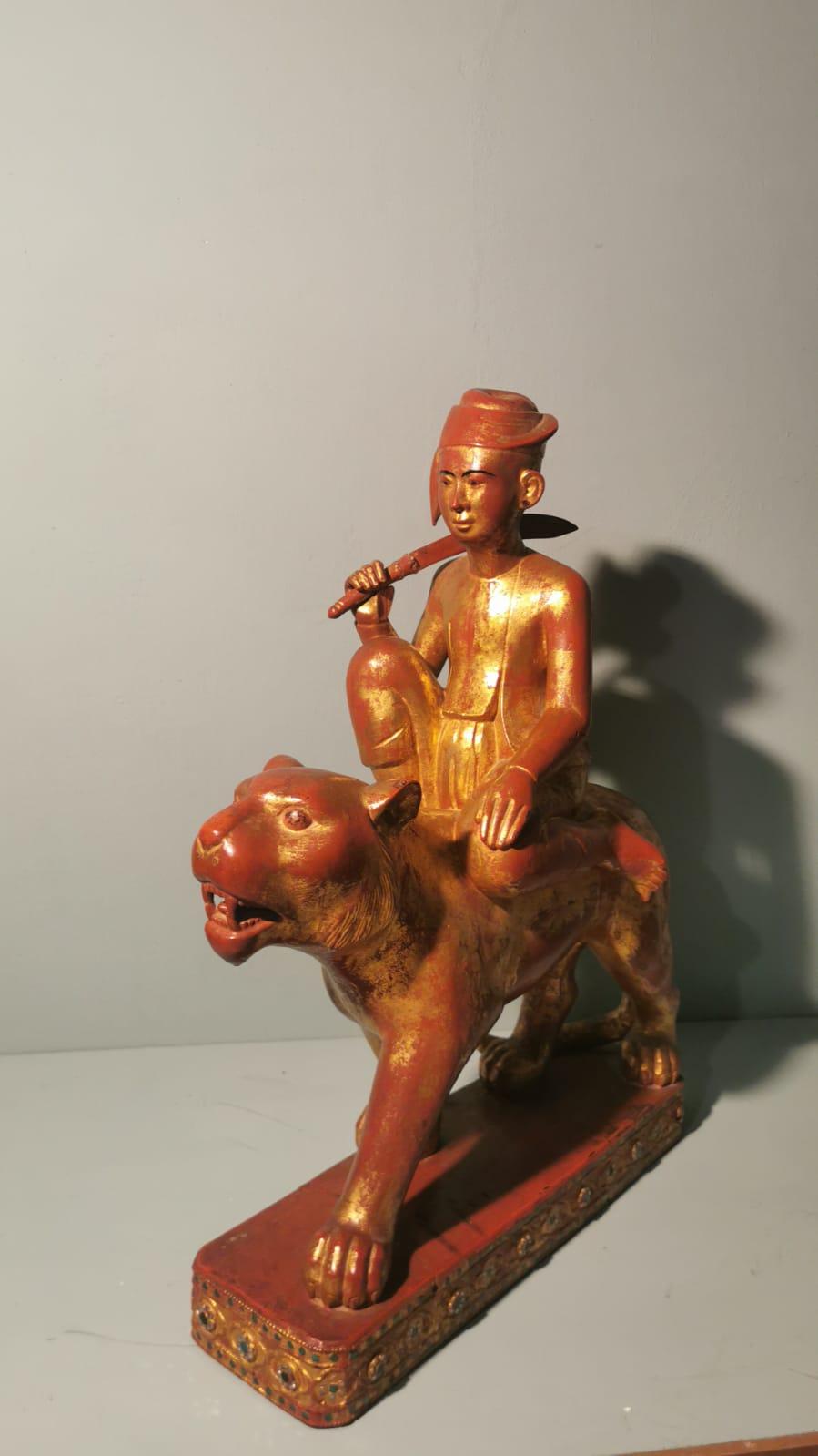 Cette rare sculpture birmane du début du XVIIIe siècle est un exemple fascinant de l'art de l'époque. Réalisé en bois, il est recouvert d'une couche de laque et décoré d'une patine dorée, ce qui rehausse son raffinement et son élégance. Avec des