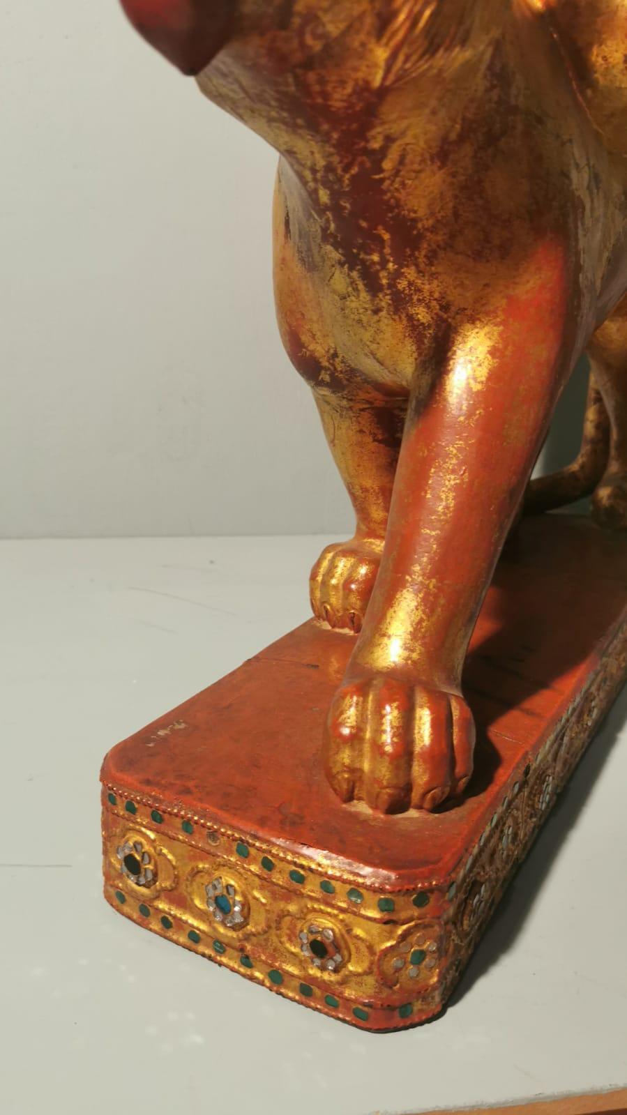 East Asian Rare sculpture en bois birmane recouverte d'une couche de laque rouge et or en vente