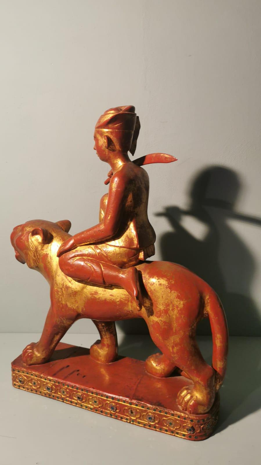 Laqué Rare sculpture en bois birmane recouverte d'une couche de laque rouge et or en vente