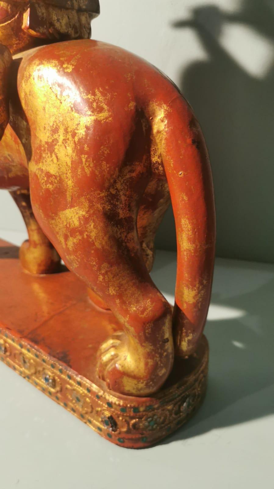 Rare sculpture en bois birmane recouverte d'une couche de laque rouge et or Bon état - En vente à Firenze, FI