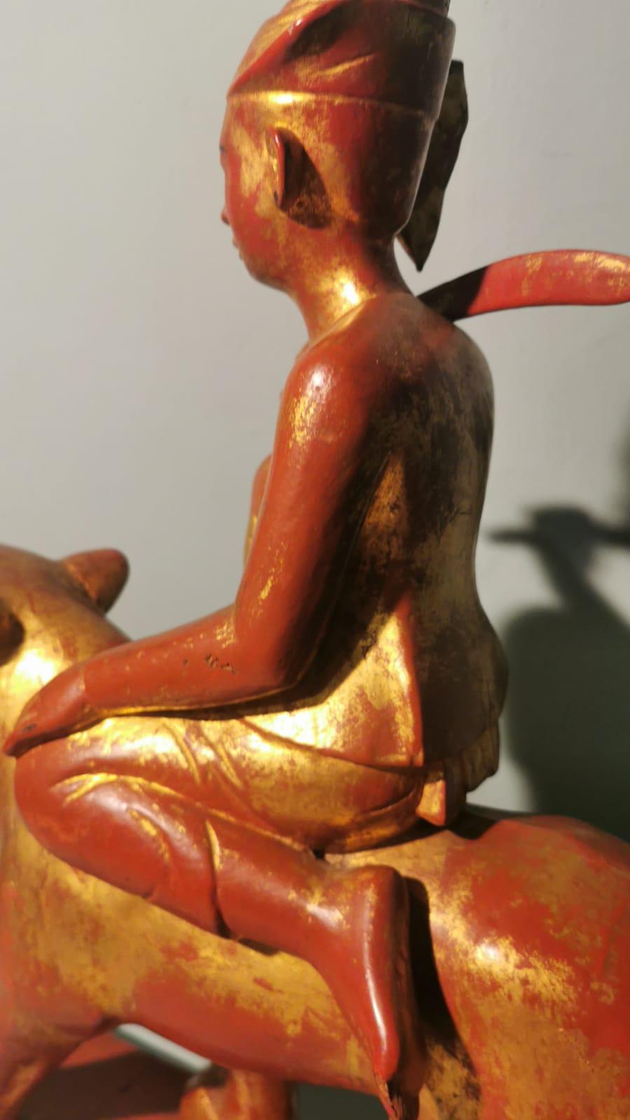 18th Century Rare sculpture en bois birmane recouverte d'une couche de laque rouge et or en vente