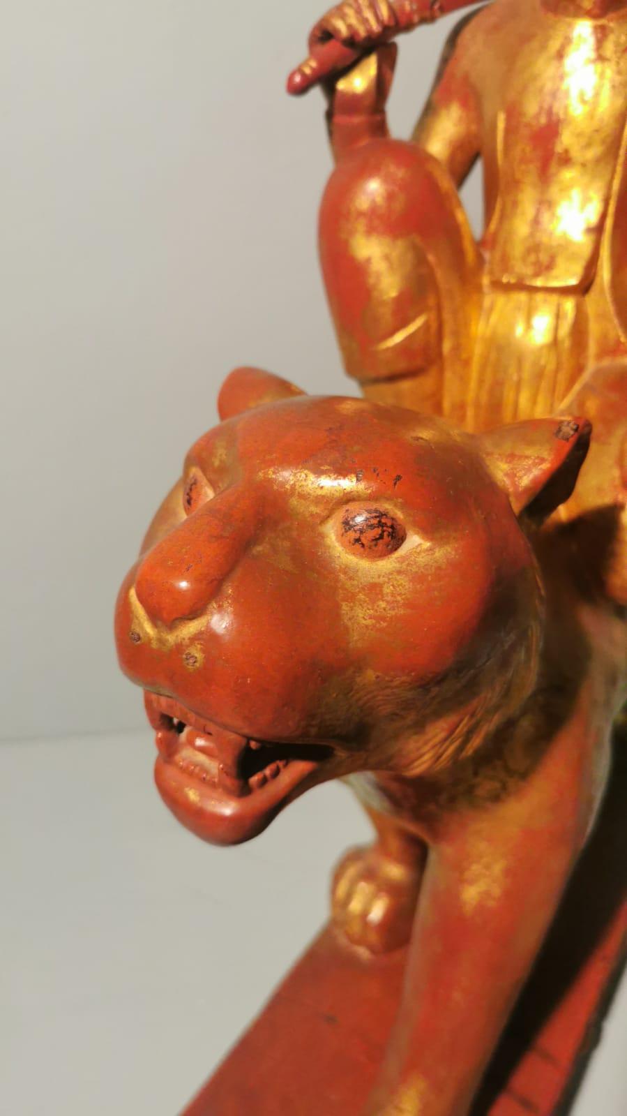 Bois Rare sculpture en bois birmane recouverte d'une couche de laque rouge et or en vente