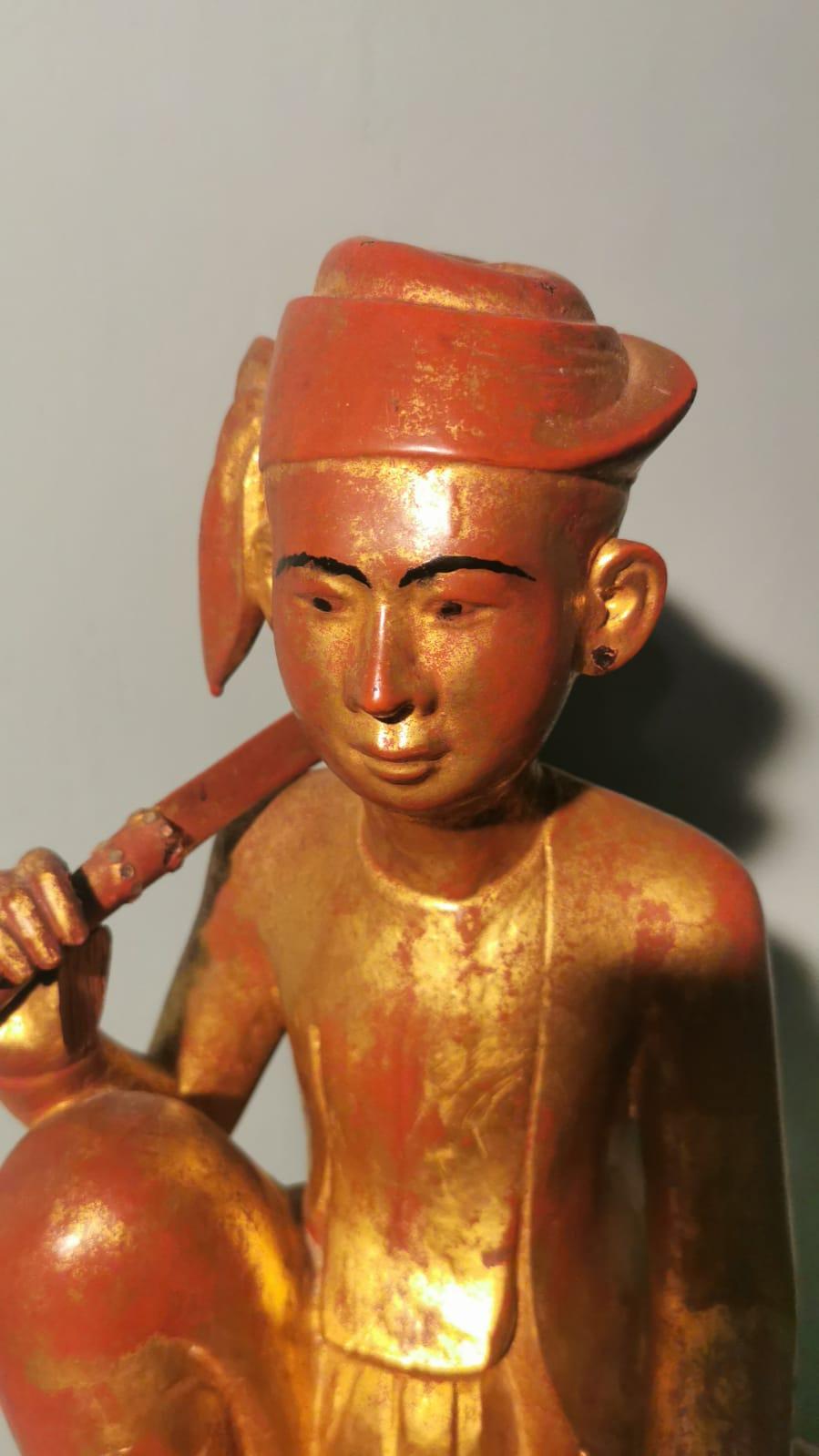Rare sculpture en bois birmane recouverte d'une couche de laque rouge et or en vente 1