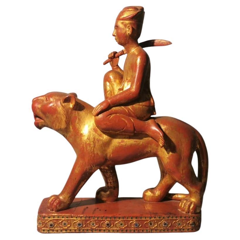 Rare sculpture en bois birmane recouverte d'une couche de laque rouge et or en vente