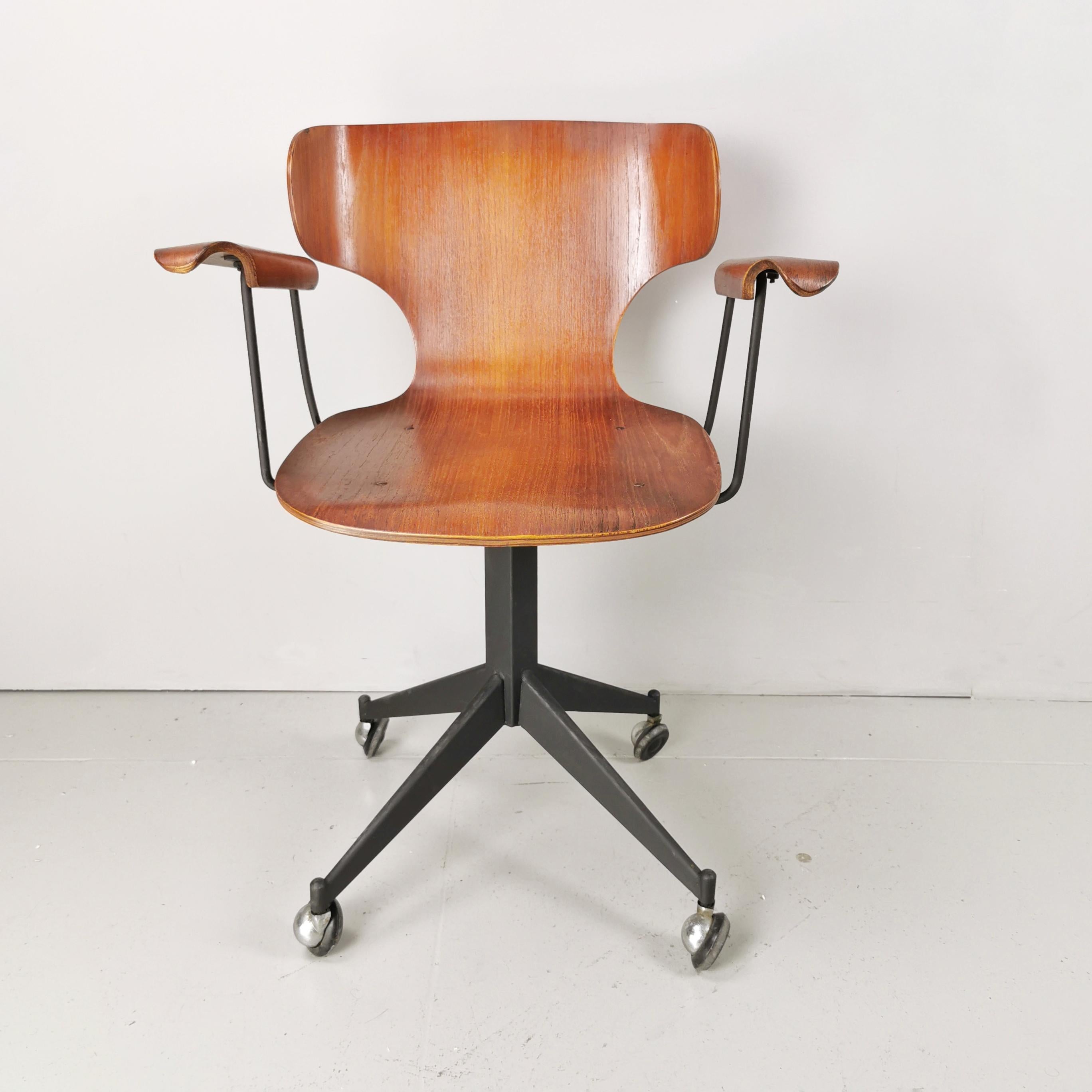 Mid-Century Modern rare 50s/60s curved wooden office chair en vente