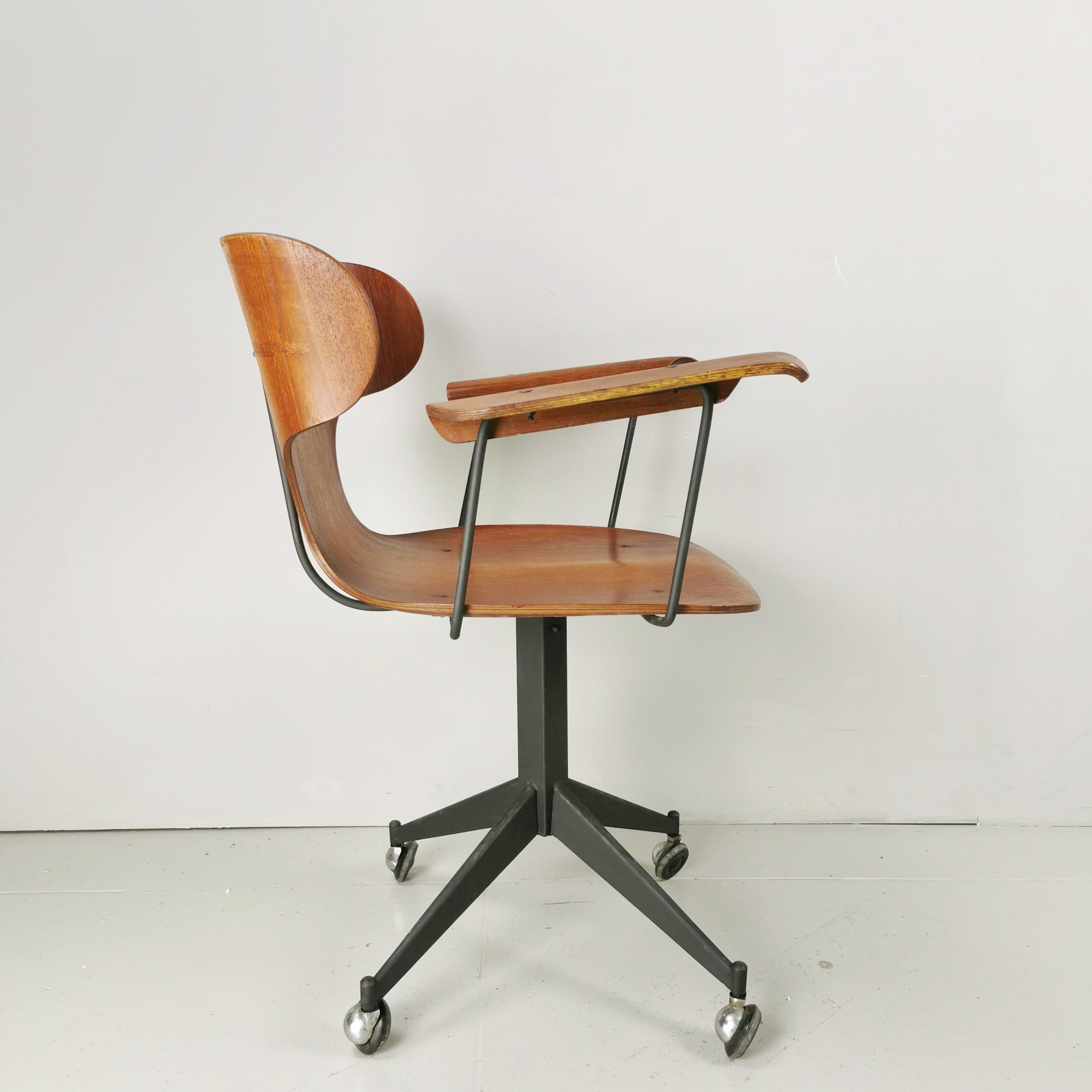 Italian rare 50s/60s curved wooden office chair en vente
