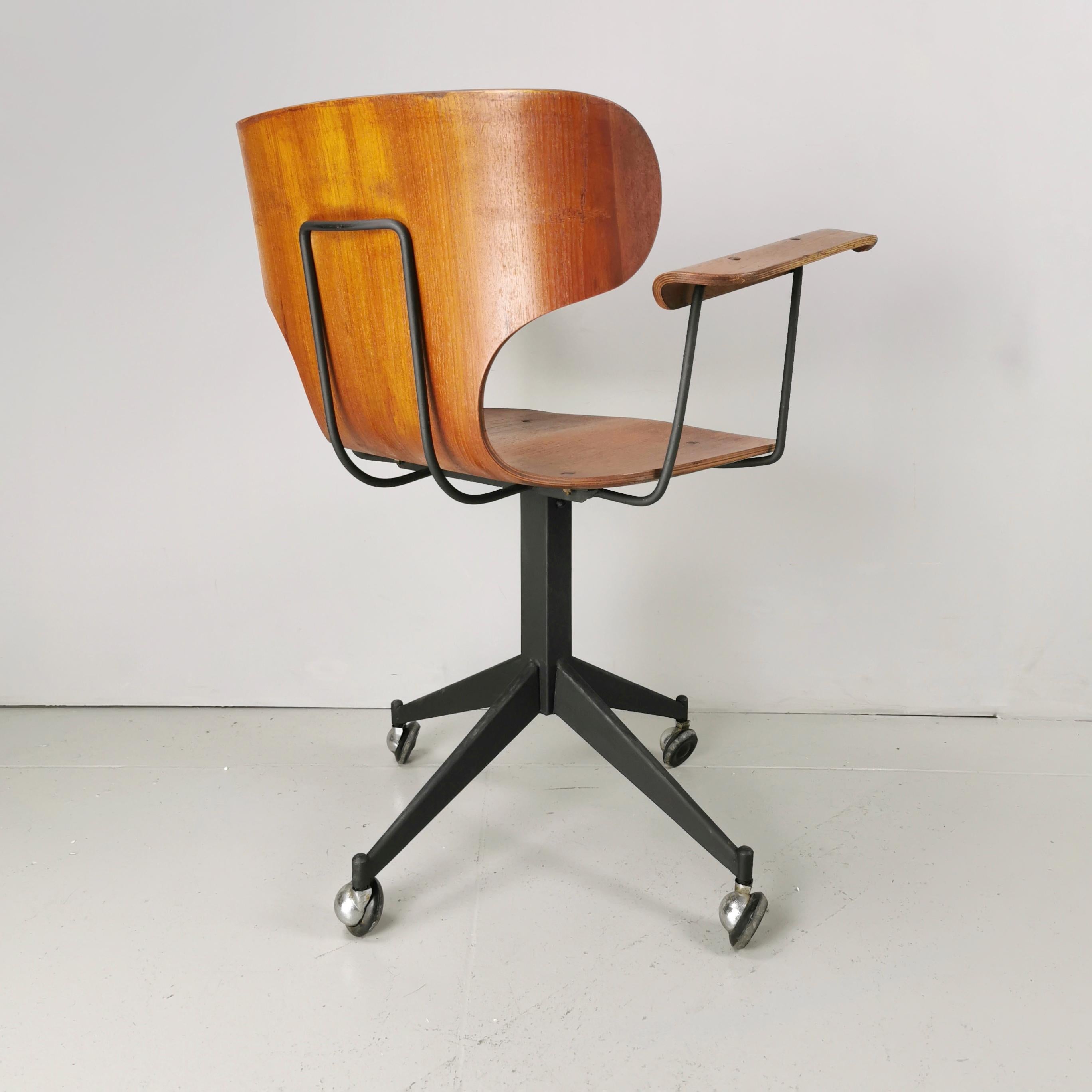 Autre rare 50s/60s curved wooden office chair en vente