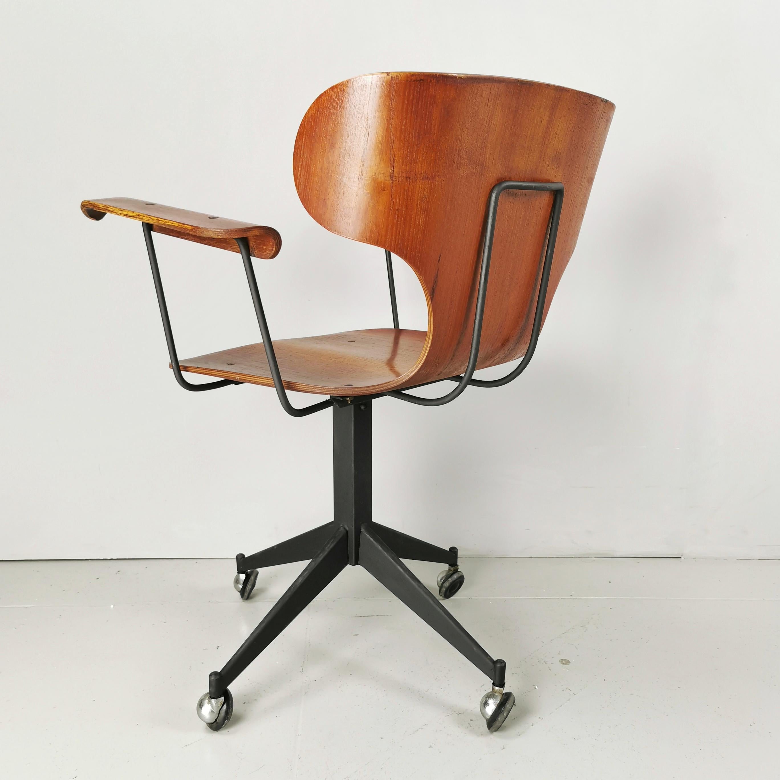 rare 50s/60s curved wood chair office desk In Good Condition For Sale In Milano, MI
