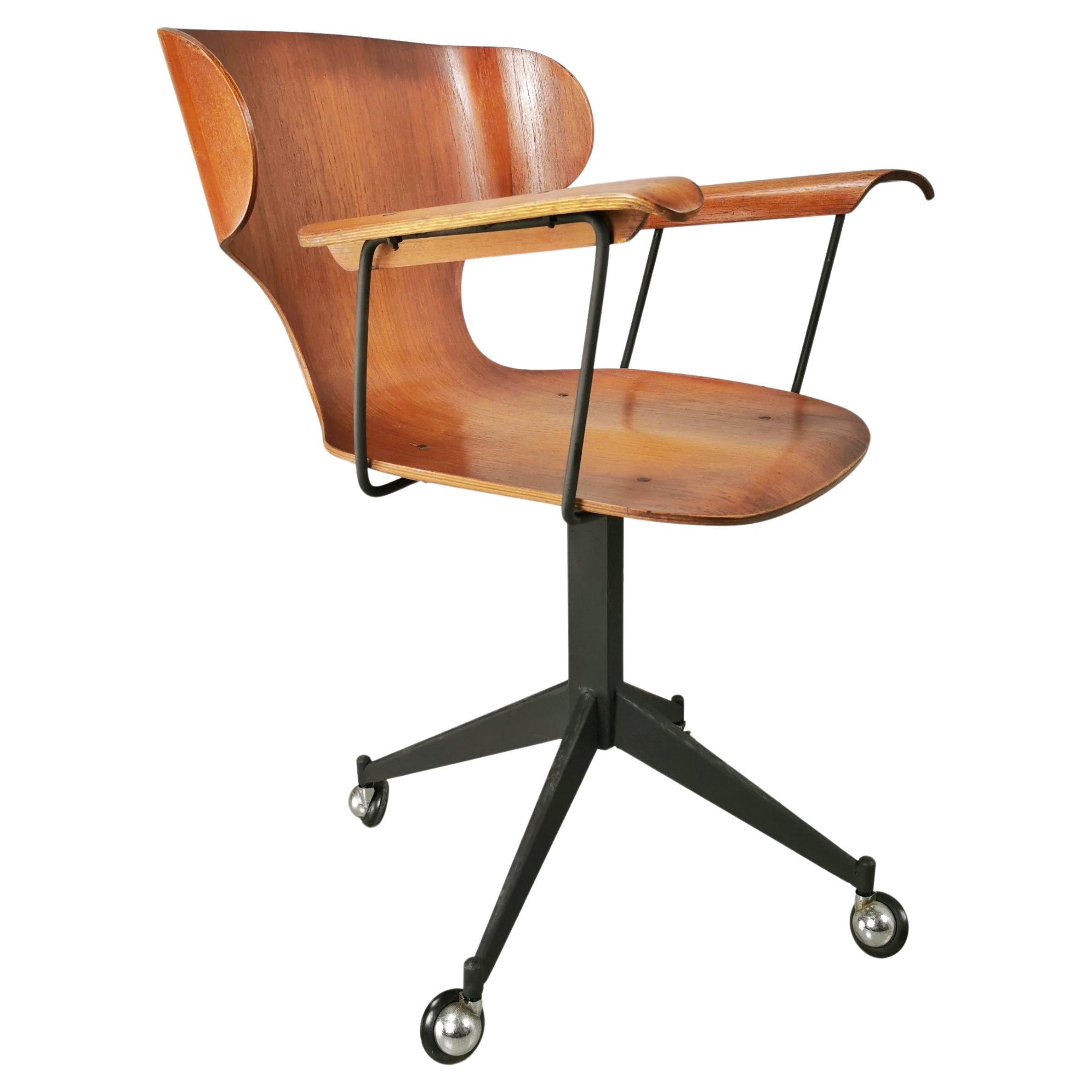 rare 50s/60s curved wooden office chair en vente