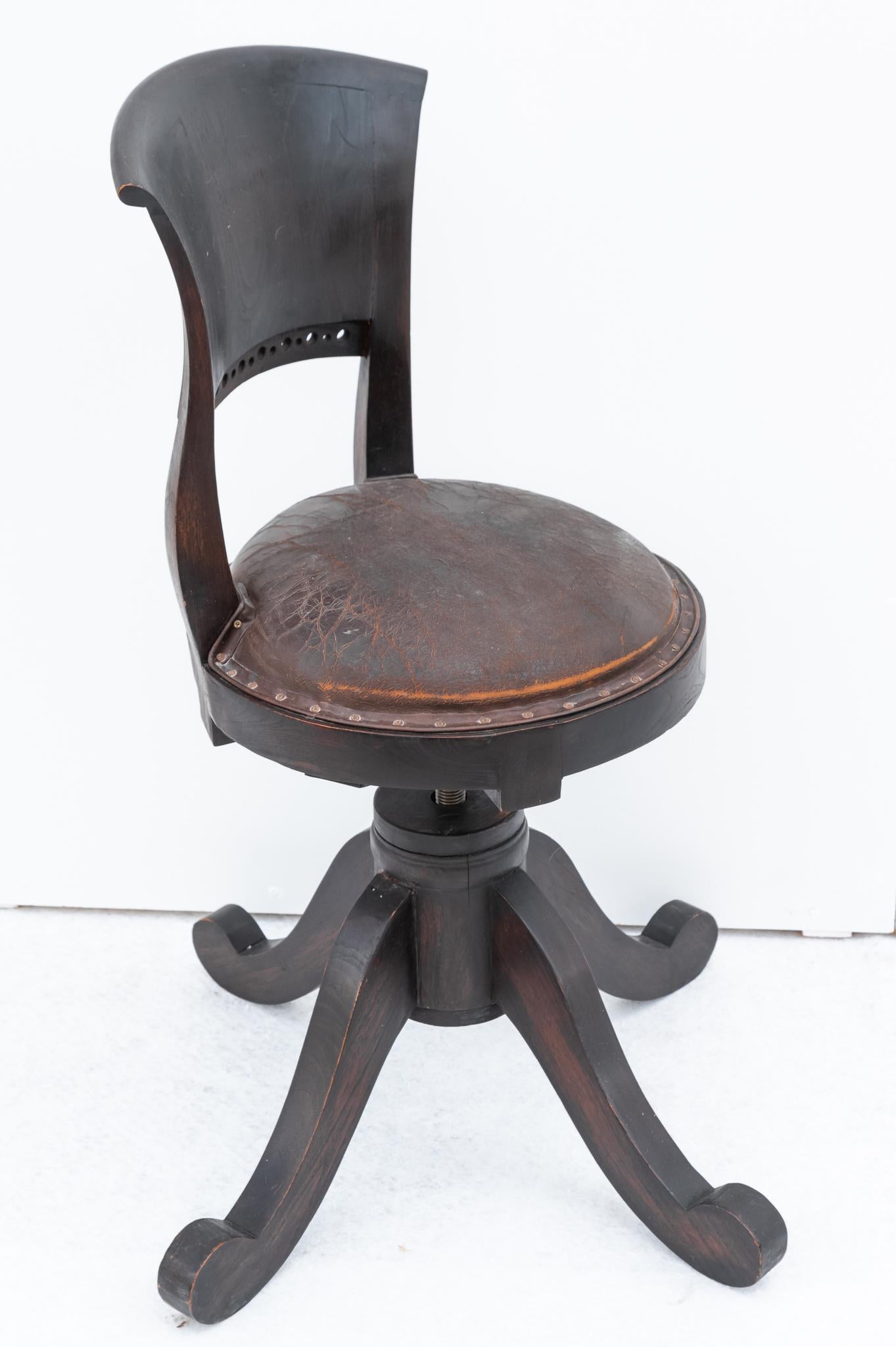 Seltener Bürostuhl, Made in Italy, Anfang des 20. Jahrhunderts. 
Der Rahmen dieses Stuhls ist aus gebeizter Buche, während die Sitzfläche aus ORIGINALem rissigem Leder der damaligen Zeit besteht. Der Sitz wird von einer CONTINUOUS-Eisentaille