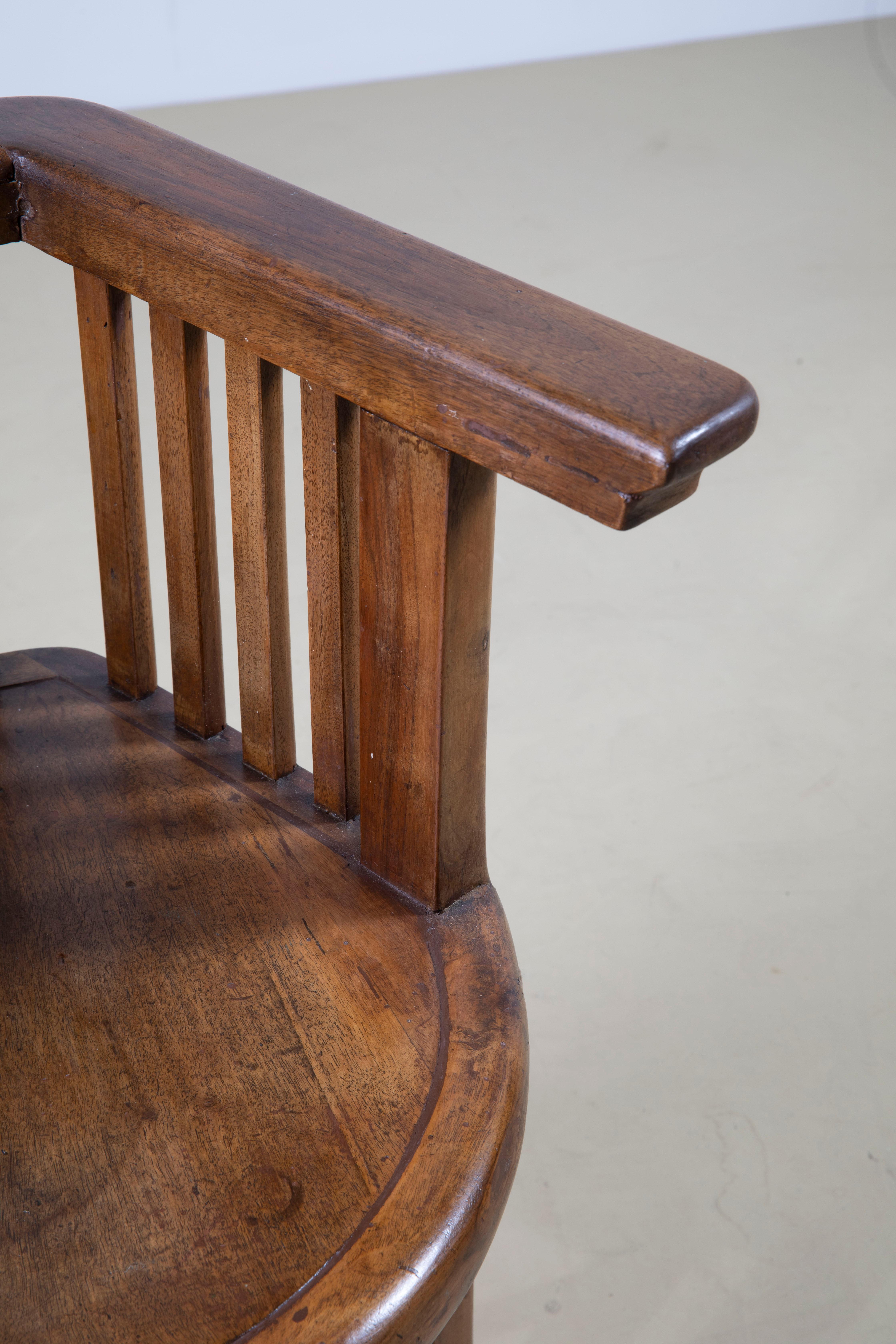 Rara silla original, que recuerda en gran medida el estilo Arts and Crafts inglés, presenta un característico asiento poligonal con un respaldo anguloso. El respaldo y los reposabrazos se apoyan en una serie de listones característicos.