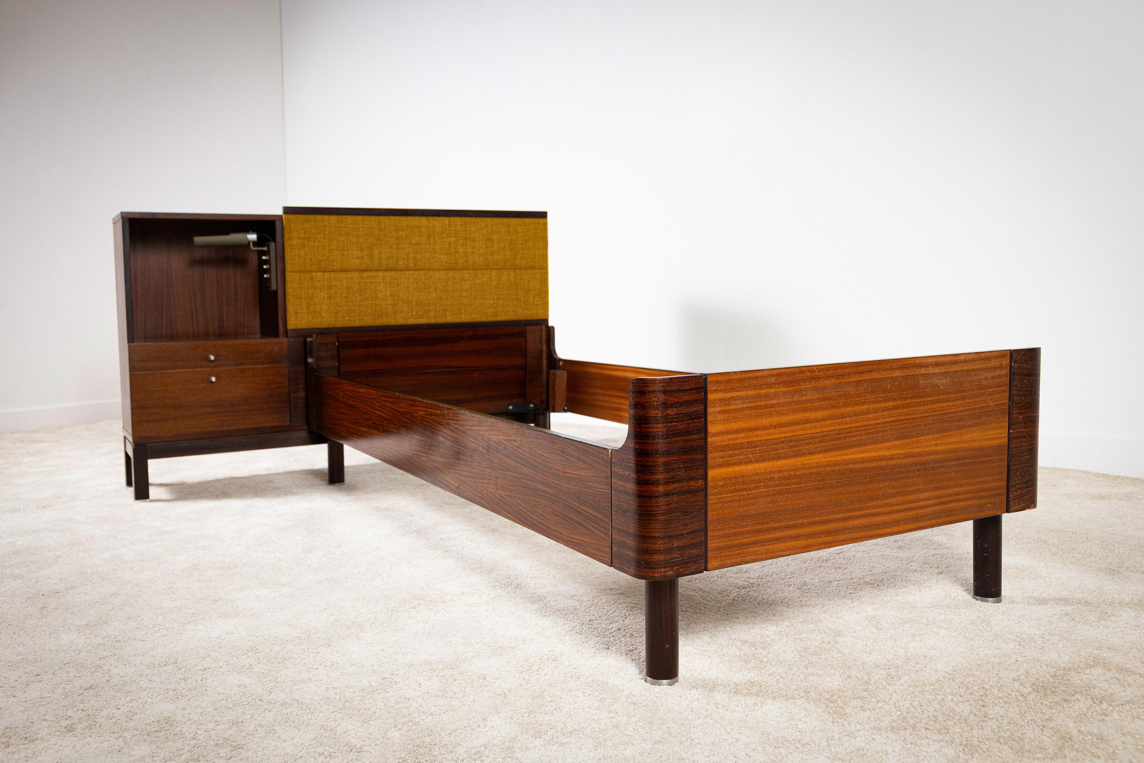 Mid-Century Modern Rare tête de lit multifonctionnelle avec lit simple - MIM, Italie, années 1960 en vente