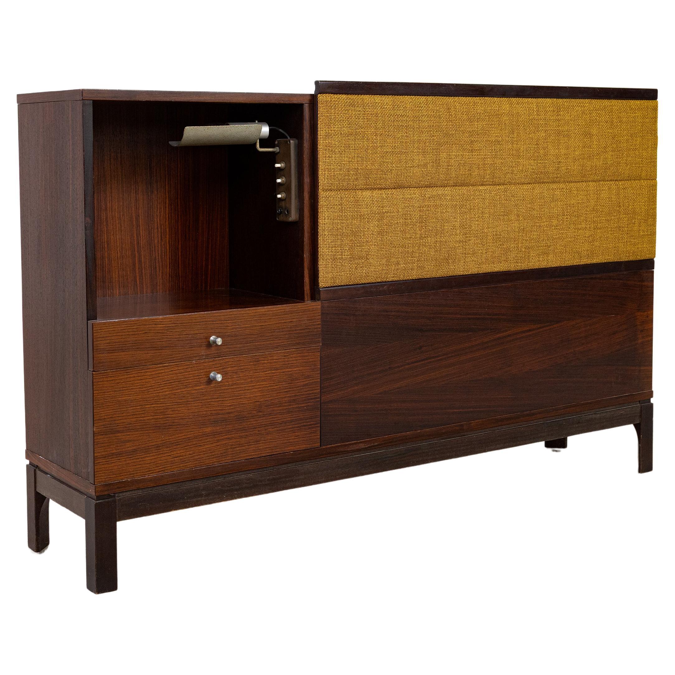 Exemple extraordinaire du design italien des années 1960, cette tête de lit produite par MIM (Mobili Italiani Moderni) allie élégance fonctionnelle et matériaux nobles dans une forme hybride qui la rend également utilisable comme buffet ou meuble de
