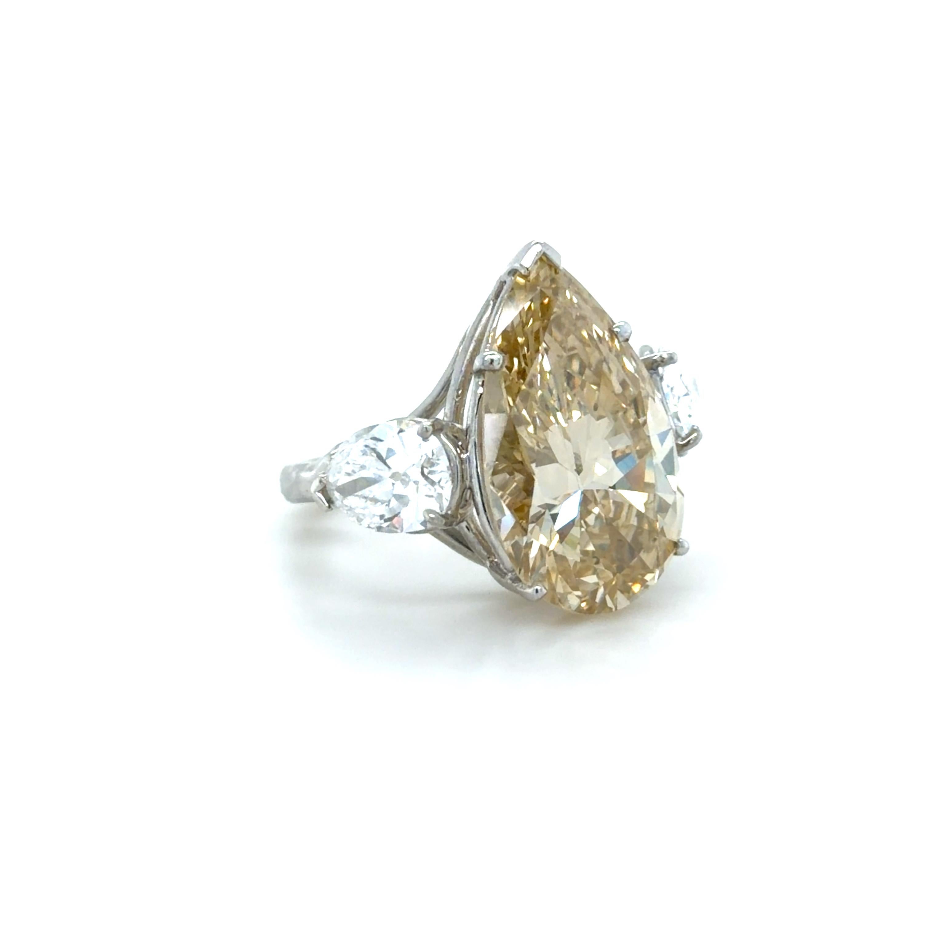 Taille du diamant : Brilliante en forme de poire
Diamant central Rapport GIA n° : 1236776366
Date : 7 novembre 2025
Carat : 8,32 carats
Couleur : Nature, Jaune brunâtre fantaisie, Even
Clarté : SI2
Polonais : Bon
Symétrie : Bonne
Fluorescence :
