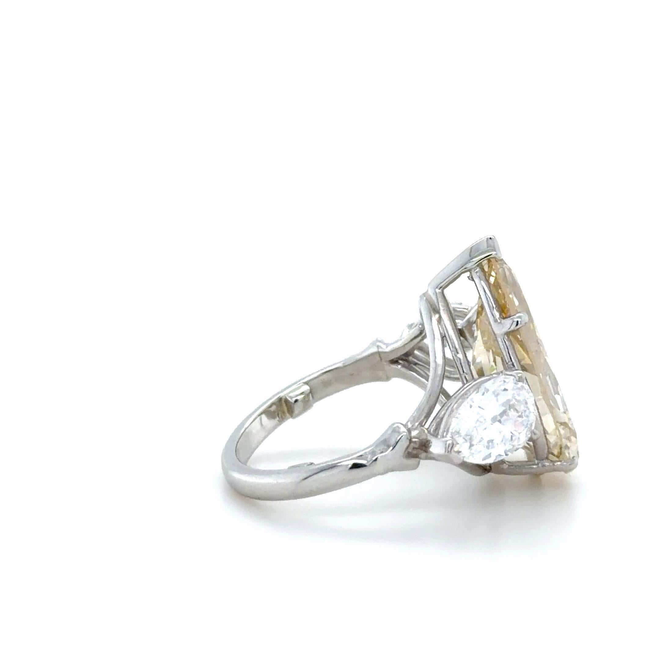Contemporain Rare 10.18 Carats Three Stone Diamond Engagement Ring (bague de fiançailles à trois pierres) en vente
