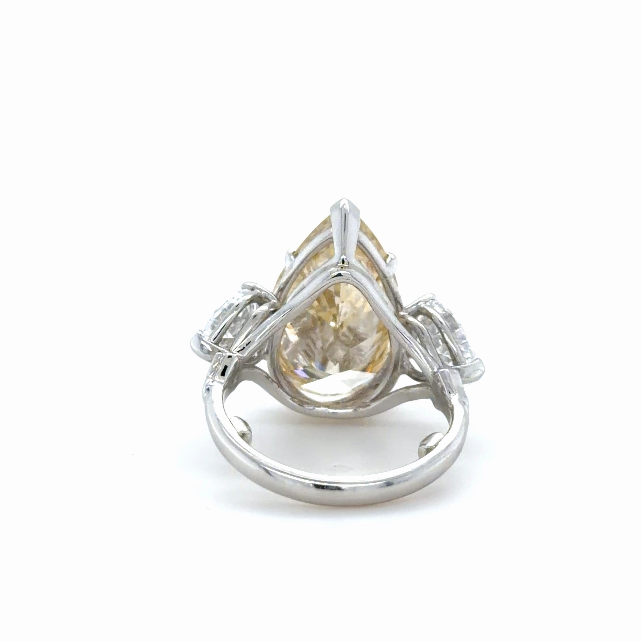 Taille poire Rare 10.18 Carats Three Stone Diamond Engagement Ring (bague de fiançailles à trois pierres) en vente