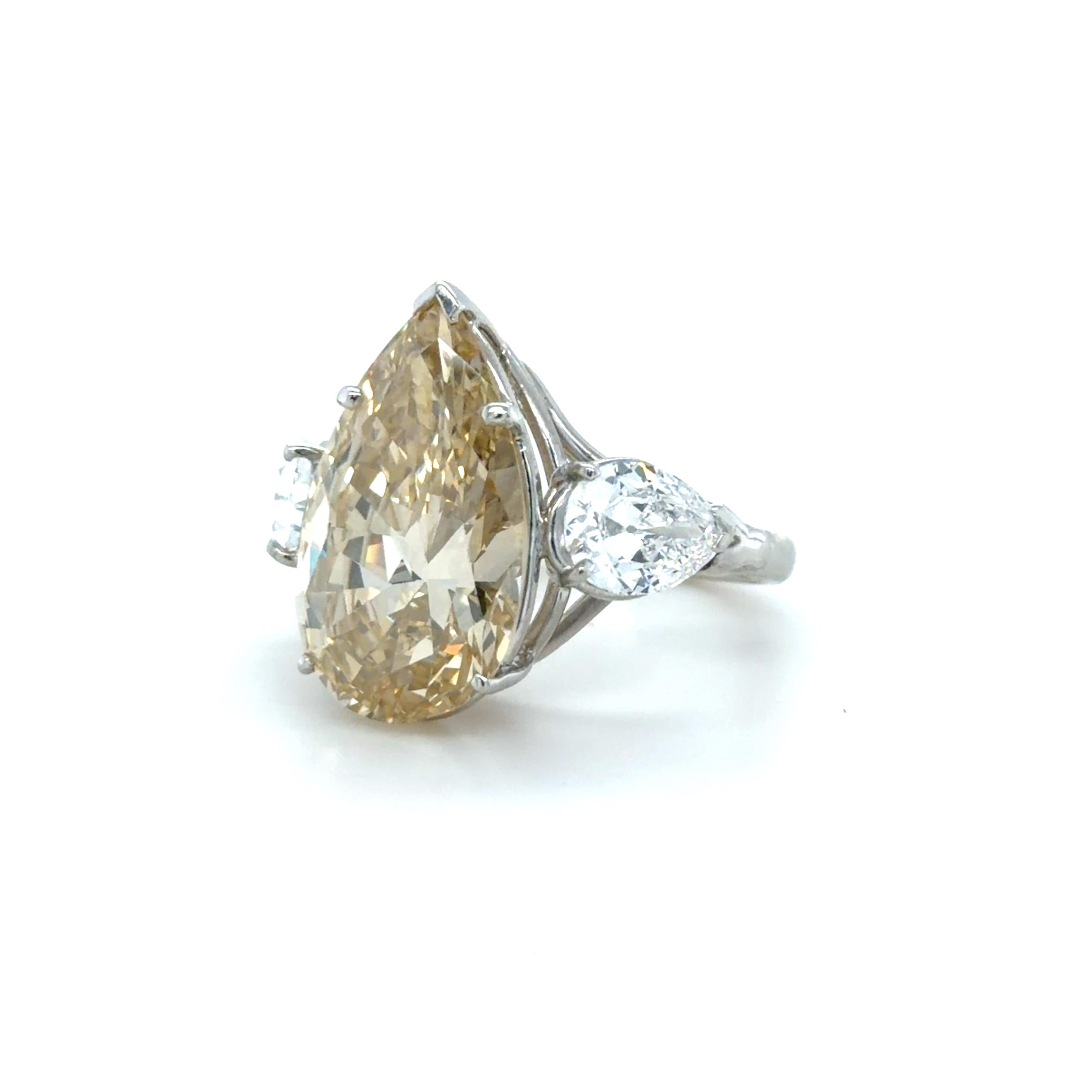 Rare 10.18 Carats Three Stone Diamond Engagement Ring (bague de fiançailles à trois pierres) Pour femmes en vente