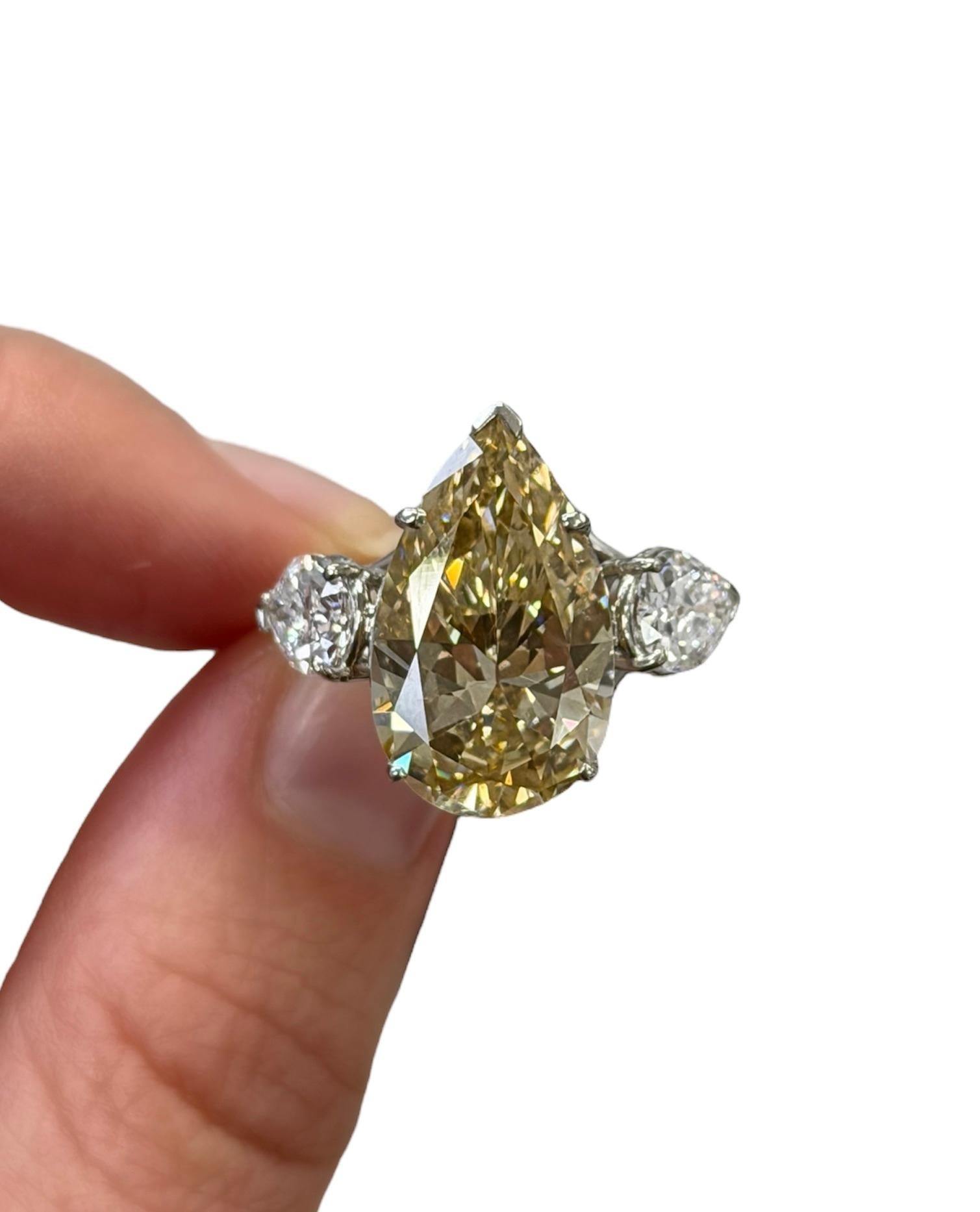 Rare 10.18 Carats Three Stone Diamond Engagement Ring (bague de fiançailles à trois pierres) en vente 1