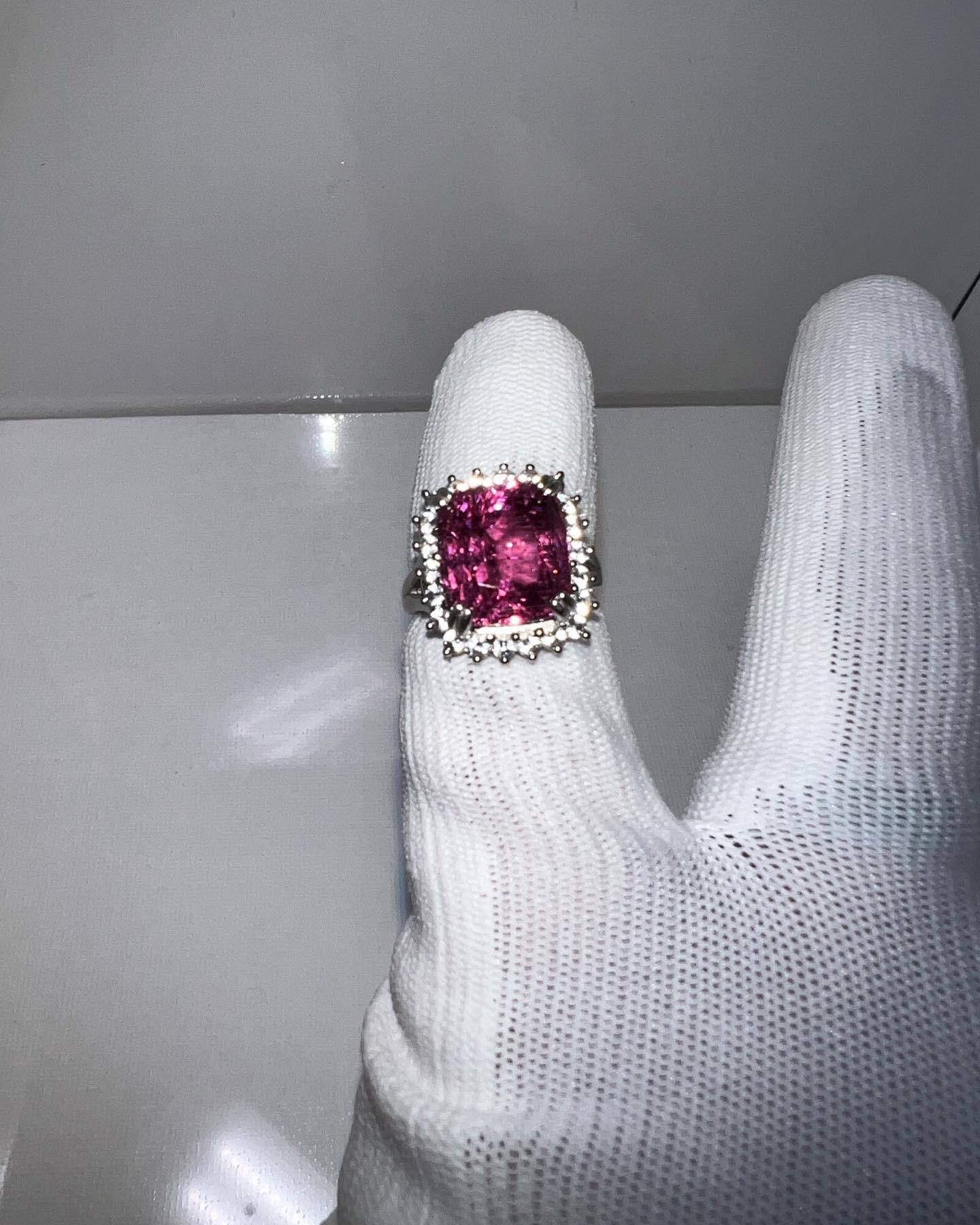 Women's or Men's Rare 10.3 Carat Purplish Pink Spinel Coctail Ring, Gemstone is GIA Certified