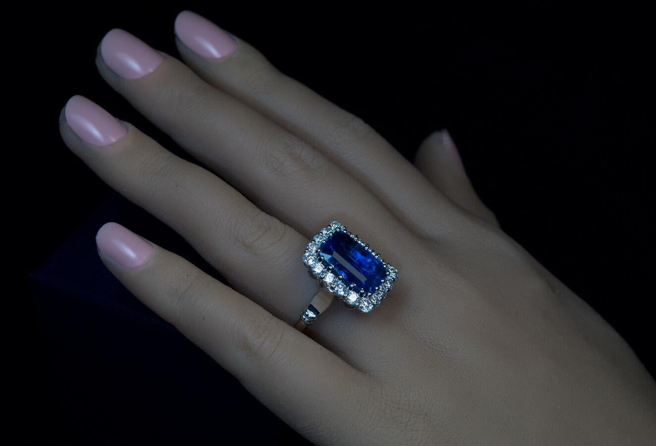 Rare 11 Ct Ceylon Sapphire Diamond Platinum Ring In New Condition For Sale In Chicago, IL