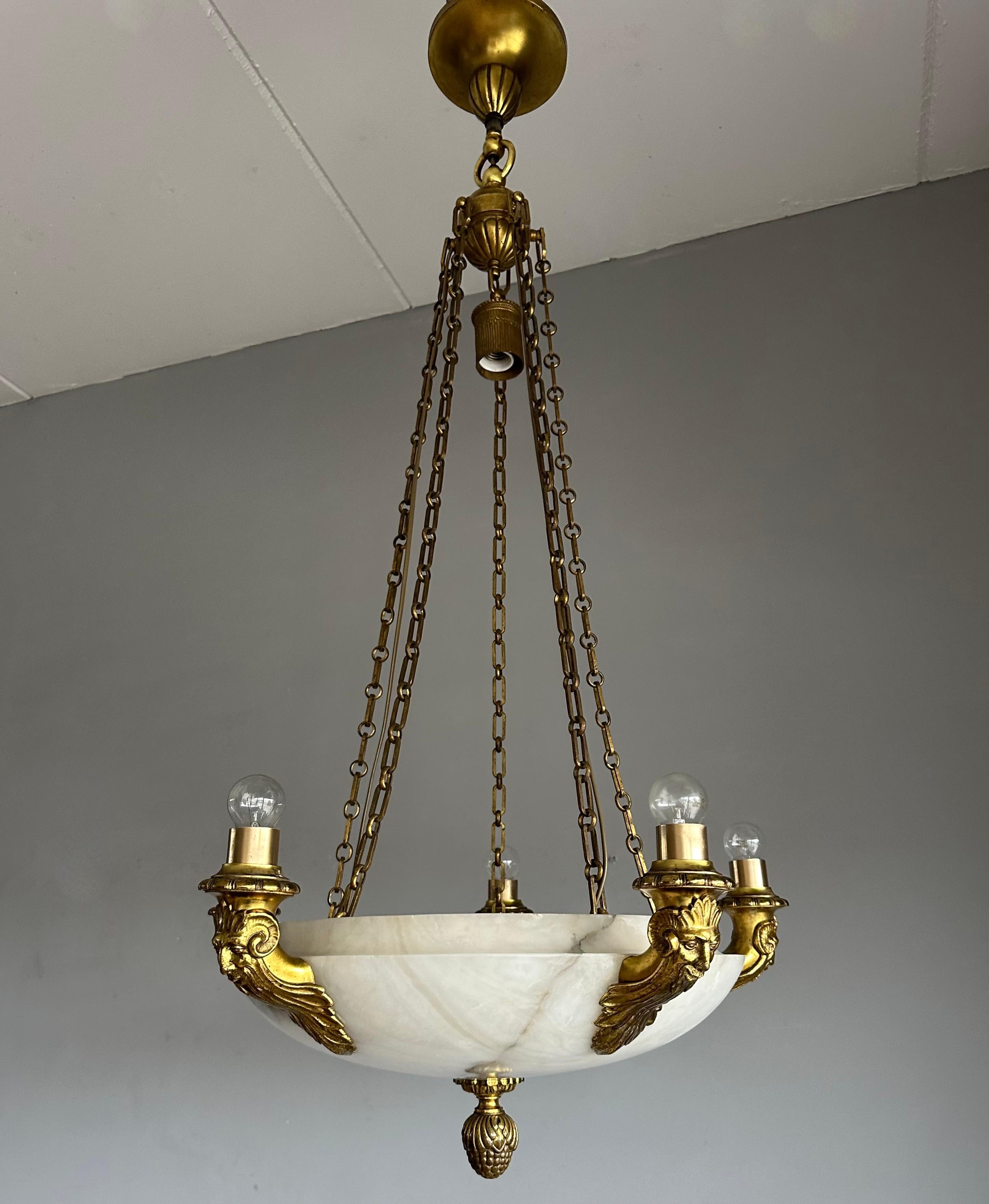 Beeindruckender antiker und handgefertigter Top-Light-Kronleuchter mit elf Lichtern und einem fabelhaften Fabelwesen 'Orge'.

Ein Oger (im Englischen) ist ein deformiertes menschenähnliches Wesen und ein böser Geist, der aus alten Märchen und Fabeln