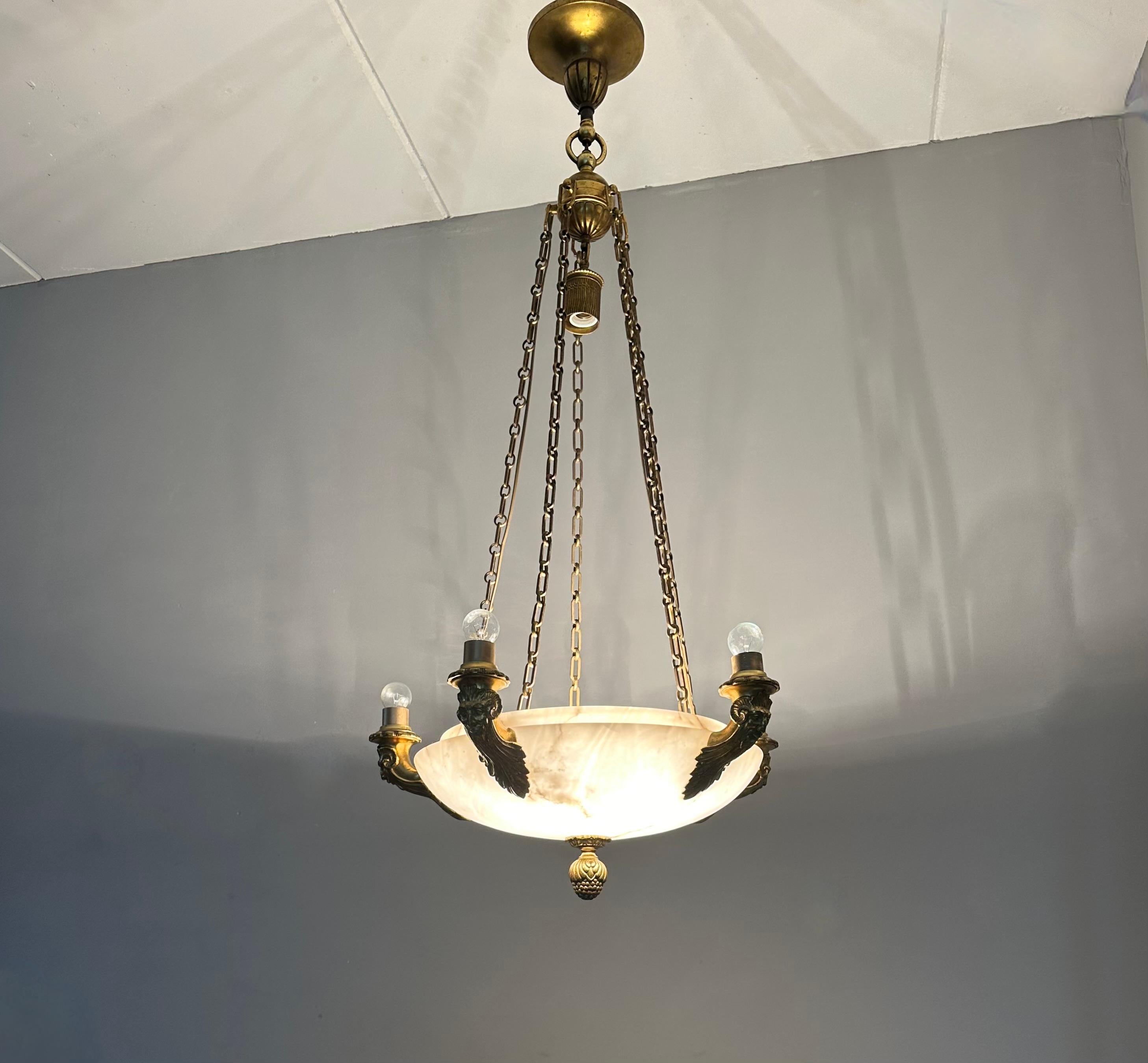 Seltene 11 Licht vergoldeter Bronze & Alabaster großen Schatten Kronleuchter w. Oger-Skulpturen (Belle Époque) im Angebot