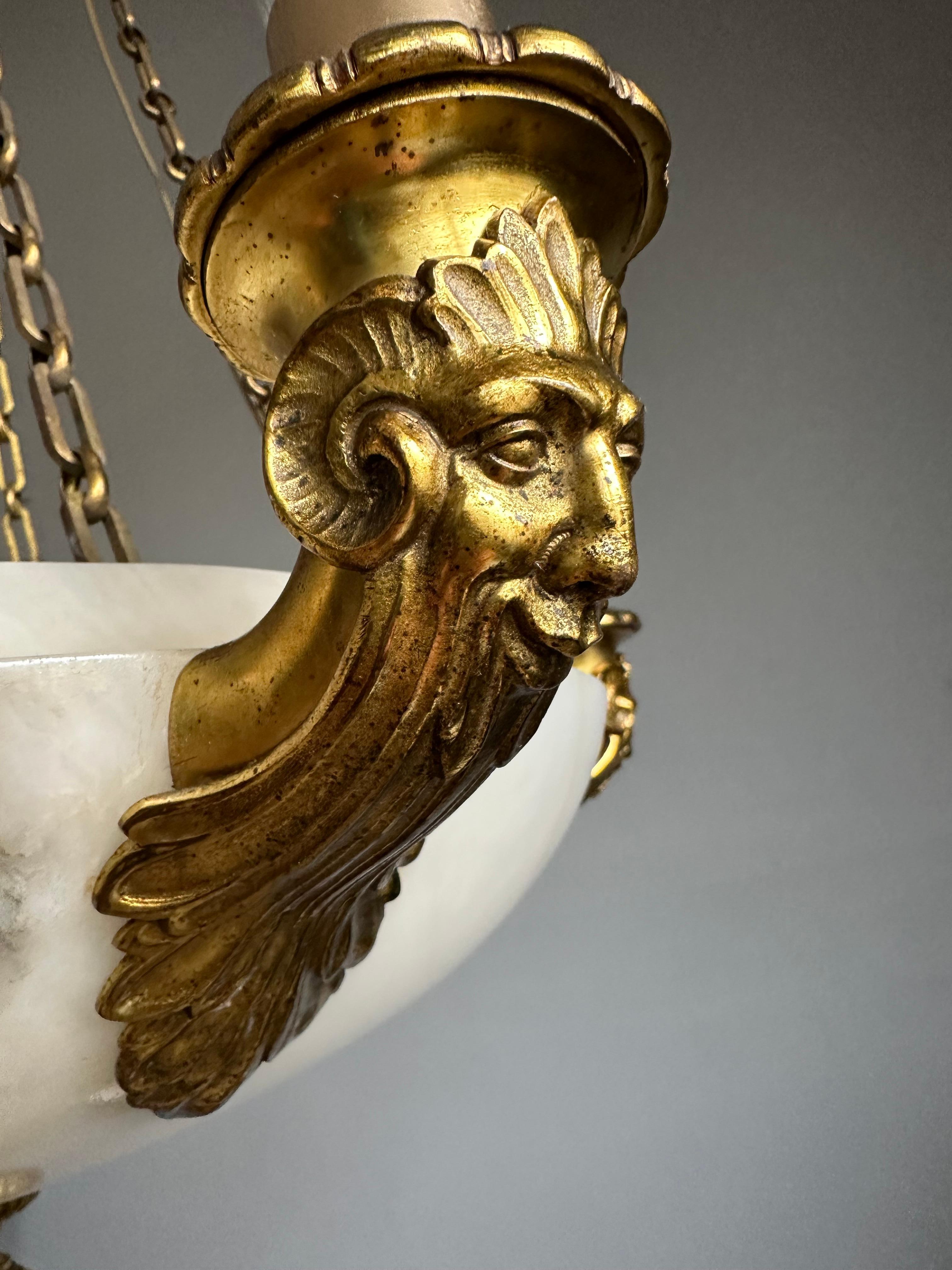 Seltene 11 Licht vergoldeter Bronze & Alabaster großen Schatten Kronleuchter w. Oger-Skulpturen im Zustand „Gut“ im Angebot in Lisse, NL
