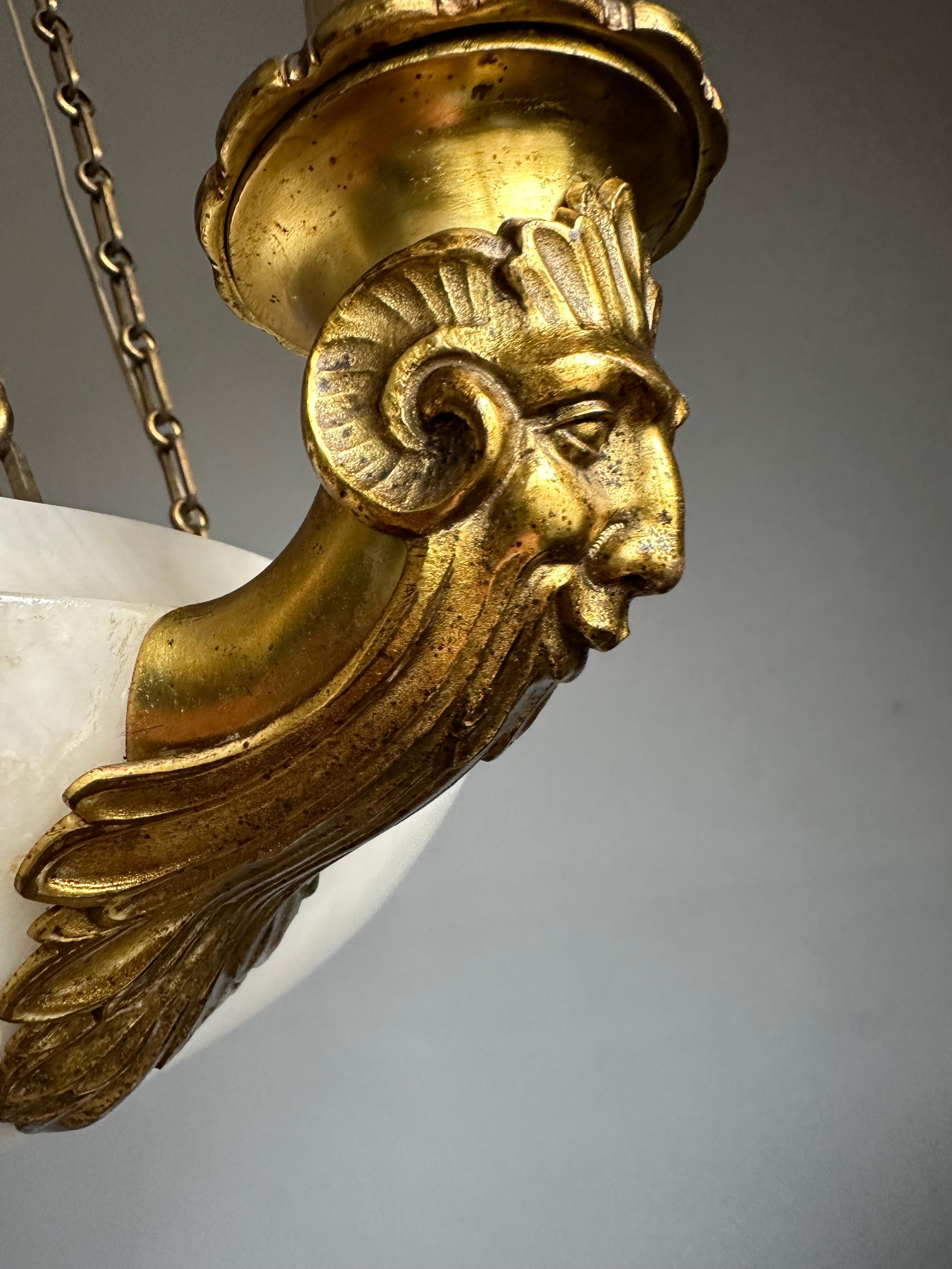 Seltene 11 Licht vergoldeter Bronze & Alabaster großen Schatten Kronleuchter w. Oger-Skulpturen (20. Jahrhundert) im Angebot