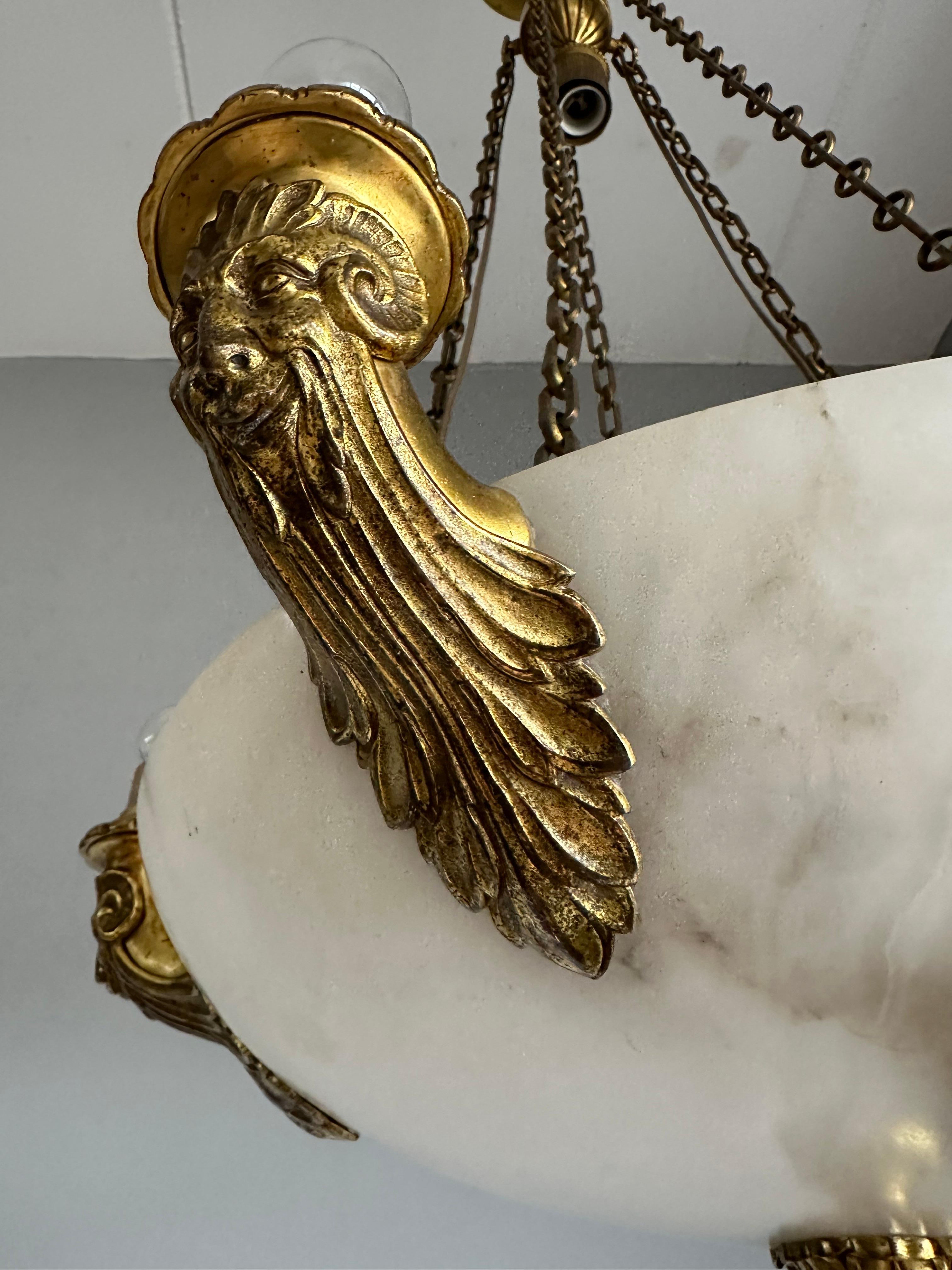 Seltene 11 Licht vergoldeter Bronze & Alabaster großen Schatten Kronleuchter w. Oger-Skulpturen im Angebot 1