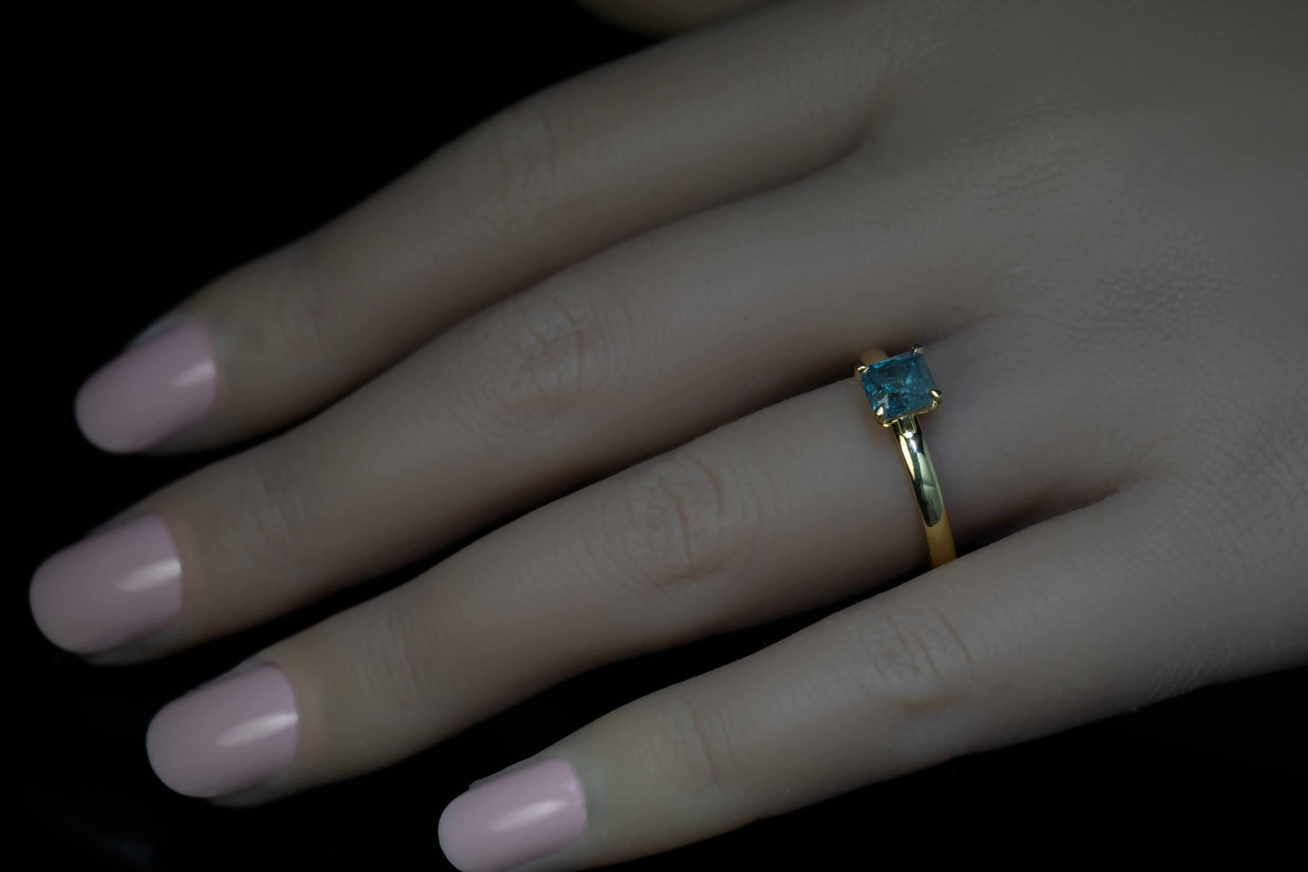 Rare 1.11 Carat Russian Alexandrite 18K Gold Engagement Ring For Sale 1