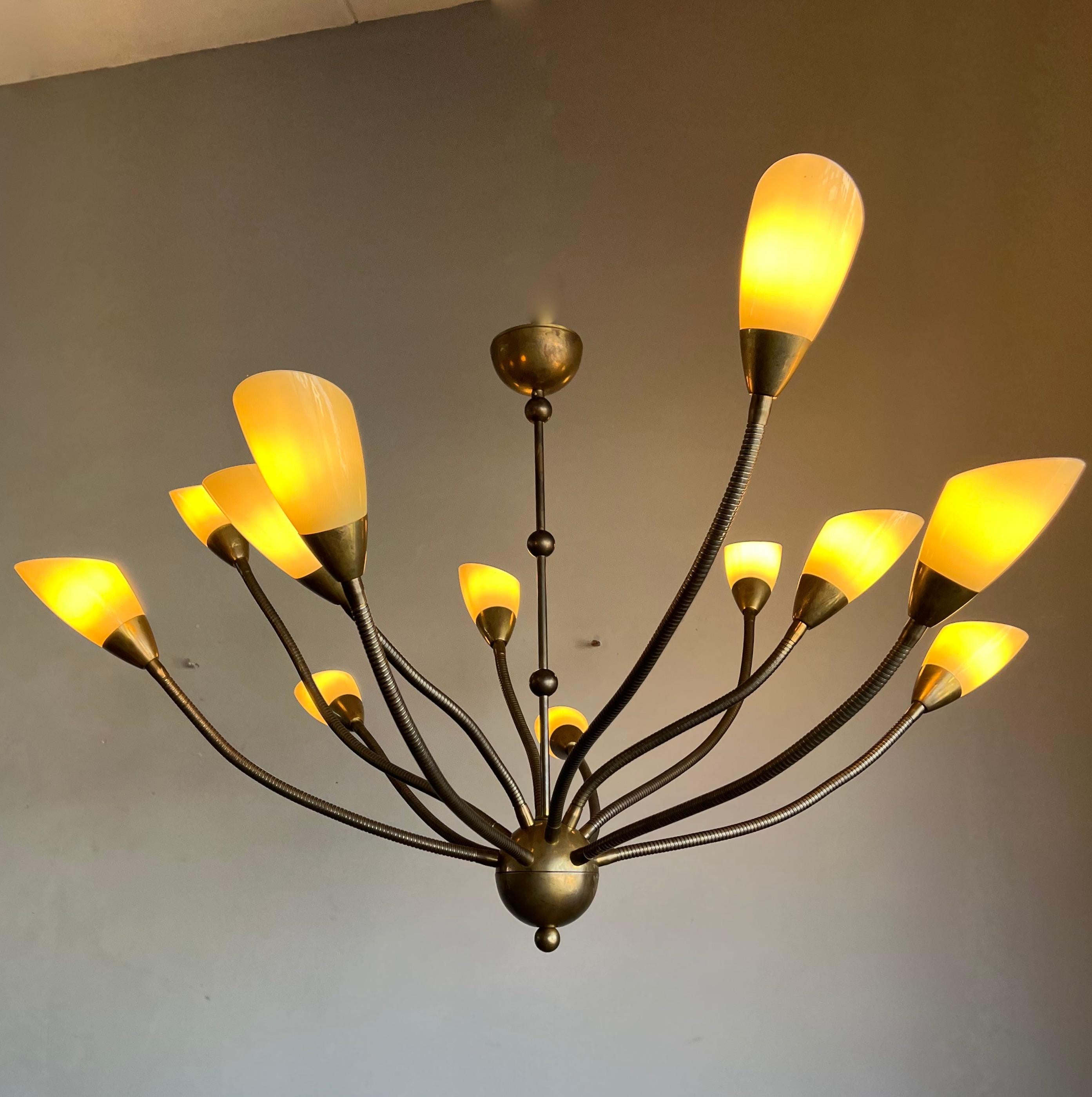 Laiton Rare 12 lampes à suspension flexibles à bras en forme de pieuvre en laiton et verre opalin, années 1970 en vente