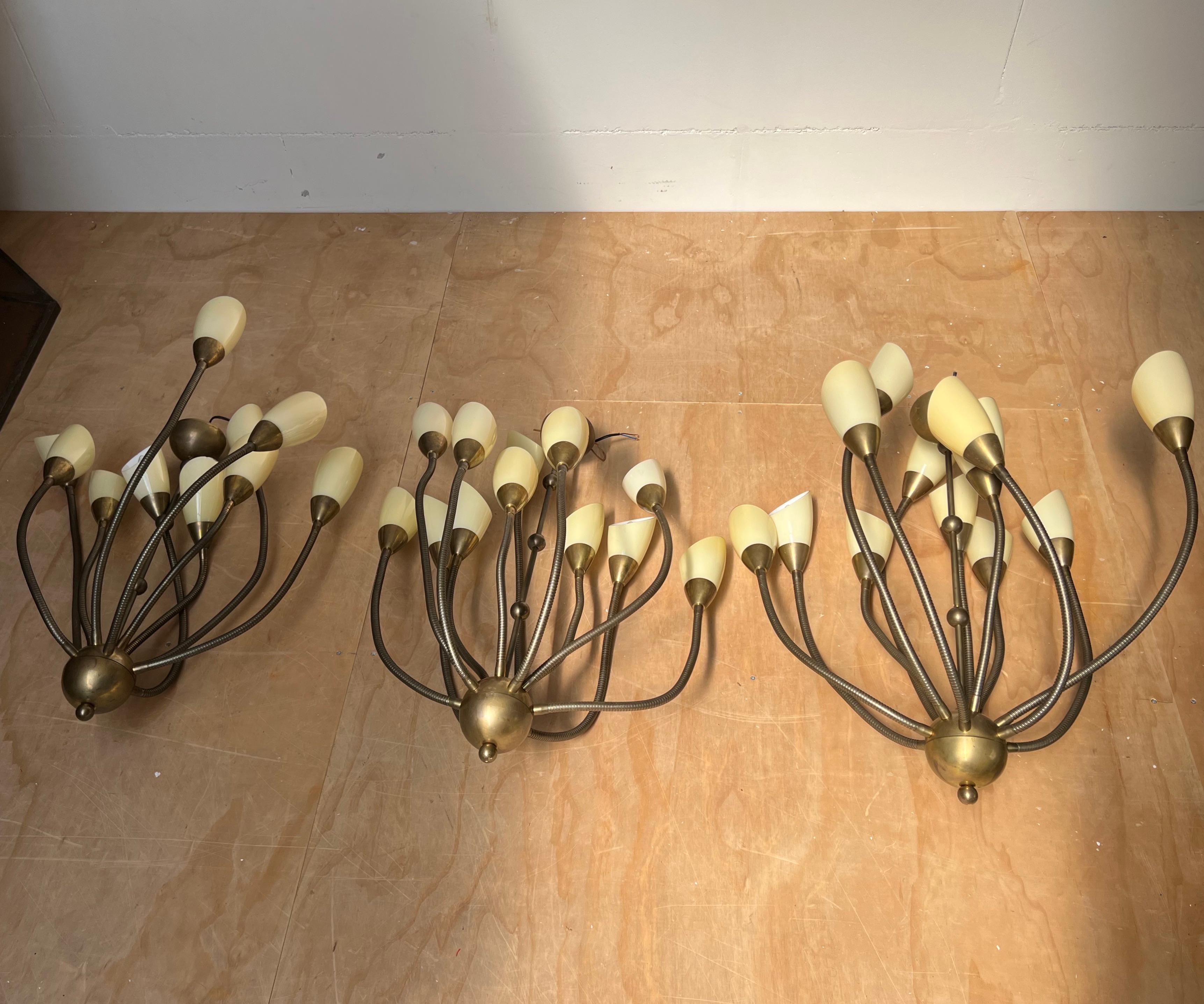 Mid-Century Modern Rare 12 lampes à suspension flexibles à bras en forme de pieuvre en laiton et verre opalin, années 1970 en vente