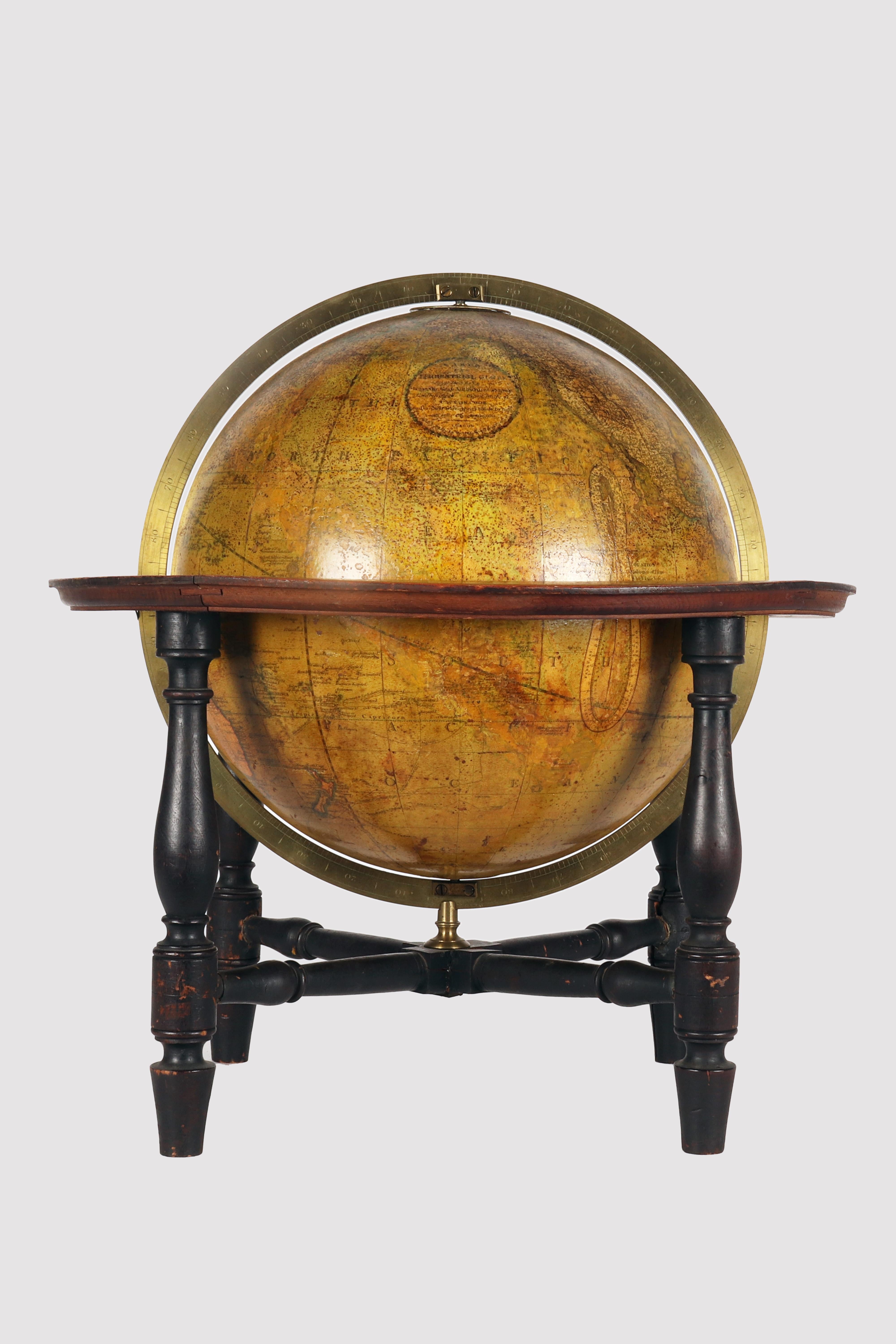 Grand globe terrestre de 12 pouces fabriqué par les célèbres frères Cary's, avec un cadre en bois, du plâtre raffiné et poli à la perfection, et des gores en papier coloré. Le globe est soutenu par un cadran solaire en laiton entièrement gradué et