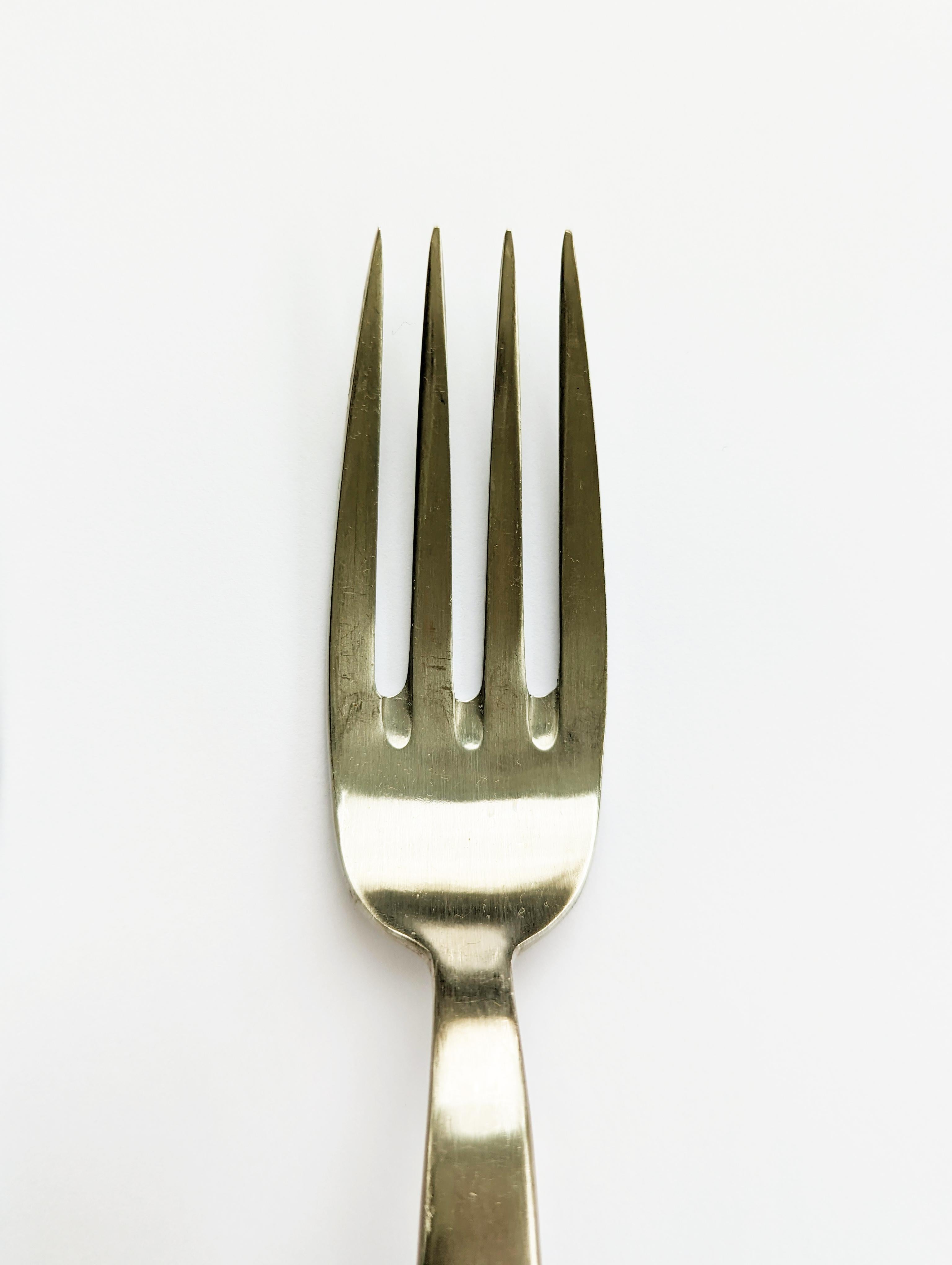 Rare 12-person Nickel Silver cutlery set by Gio Ponti for Calderoni, 1960s For Sale 4