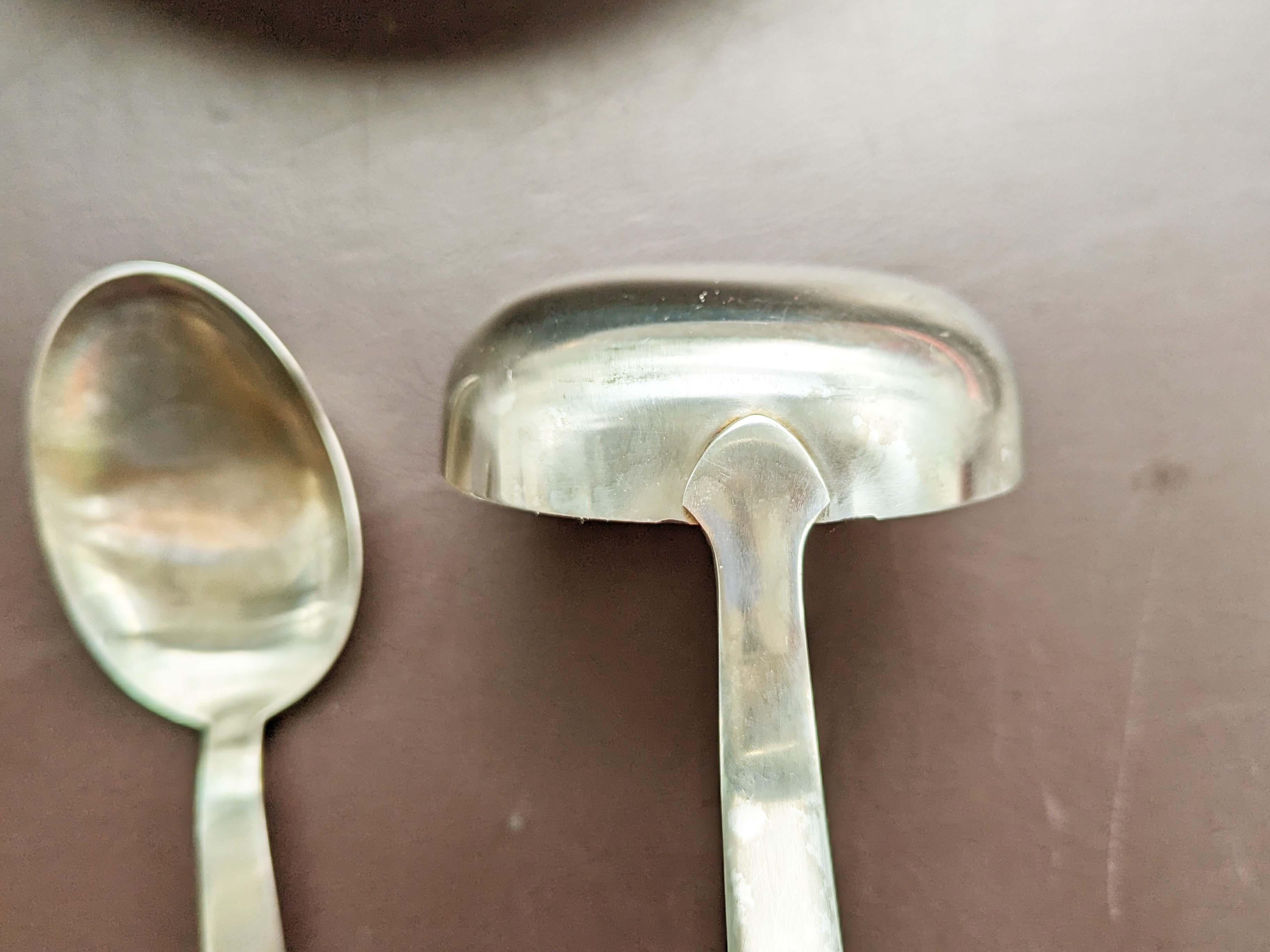 Rare 12-person Nickel Silver cutlery set by Gio Ponti for Calderoni, 1960s For Sale 8